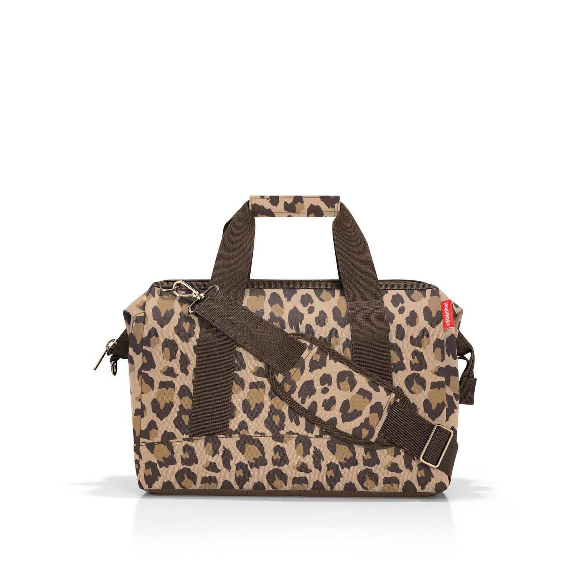 Tragetasche Allrounder m mit Leopardenmuster, zwei Tragegriffen und verstellbarem Schultergurt, frontal und leicht von oben fotografiert.