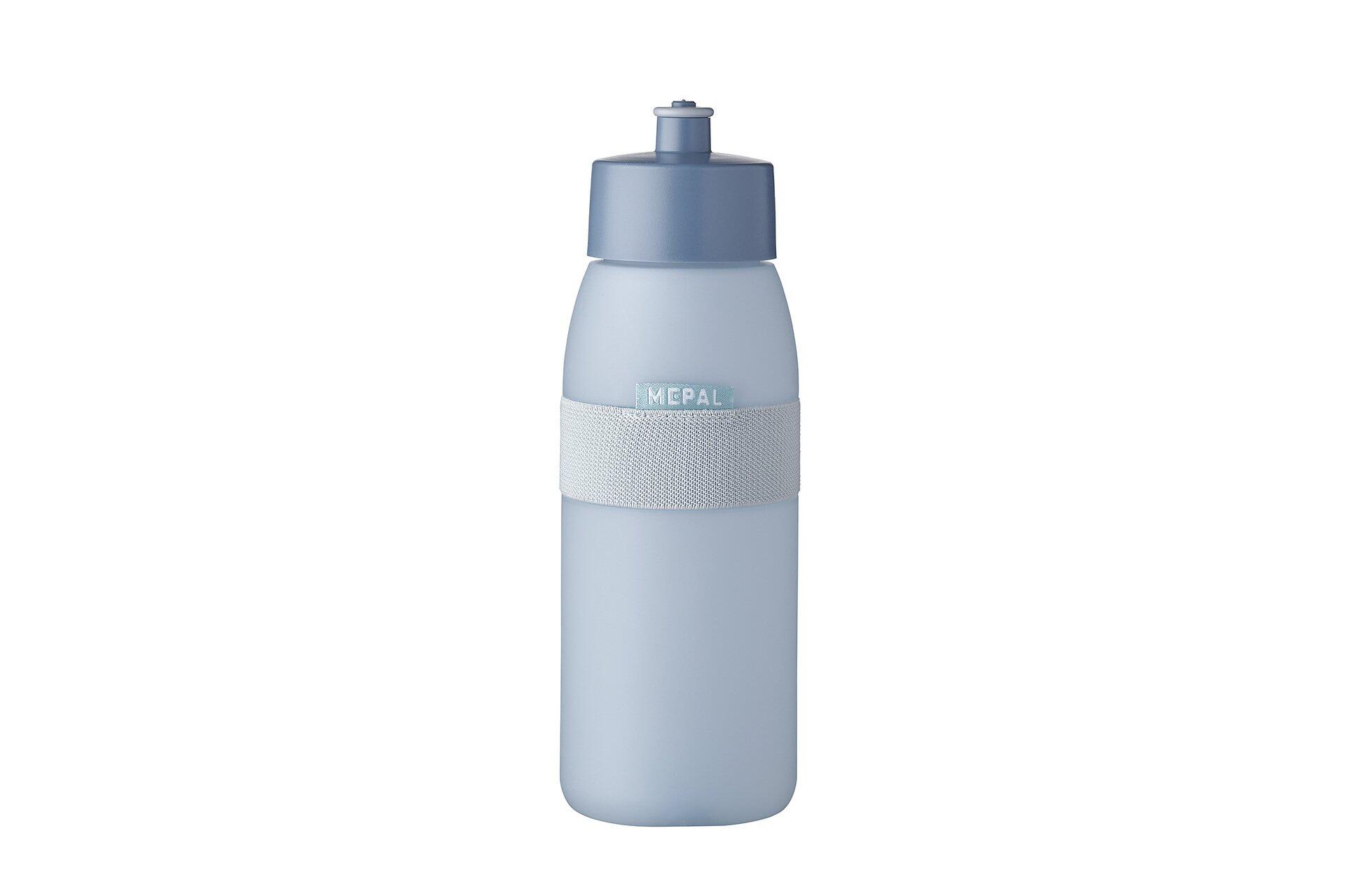 Isolierte Trinkflasche "Ellipse" von MEPAL in hellblau mit grauem Streifen und ausziehbarer Trinktülle, seitlich betrachtet.