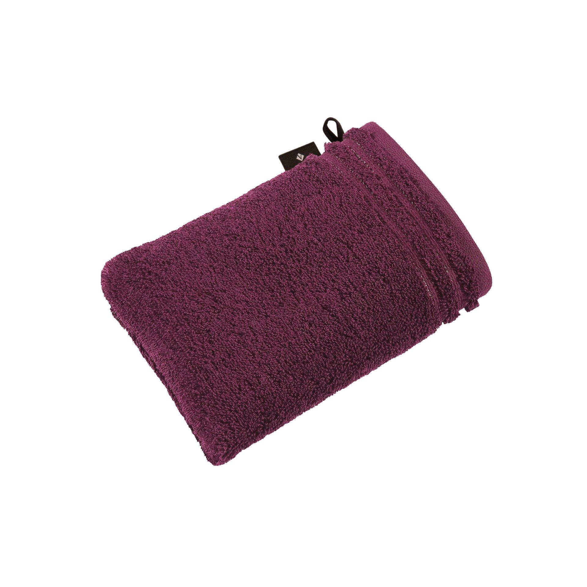 Flauschiges Waschhandschuh Calypso Feeling in Violett mit hochwertiger Baumwollstruktur und Logo-Etikett auf weißem Untergrund.