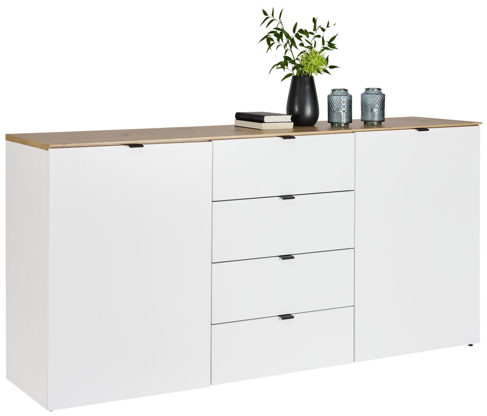 Weißes Sideboard Diana mit Riffeloptik, zwei Holztüren und vier Schubladen, aus der Frontansicht leicht erhöht dargestellt, mit dekorativen Elementen auf der Oberseite.