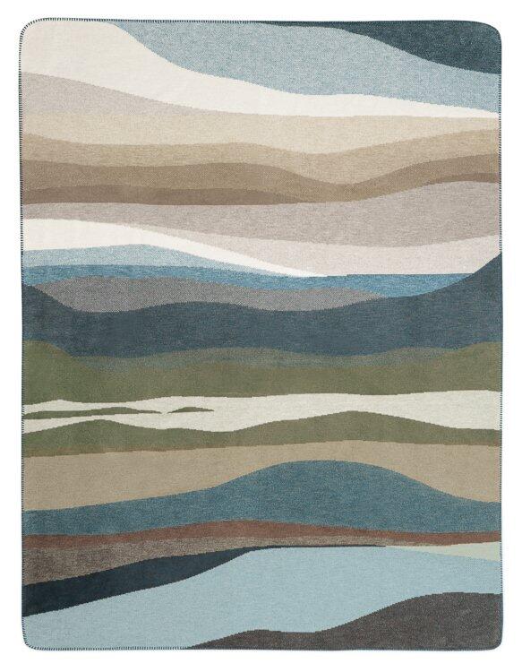 Wohndecke Iceland Horizon mit abstrakter, wellenförmiger Landschaftsoptik in Beige, Grün, Blau und Braun.