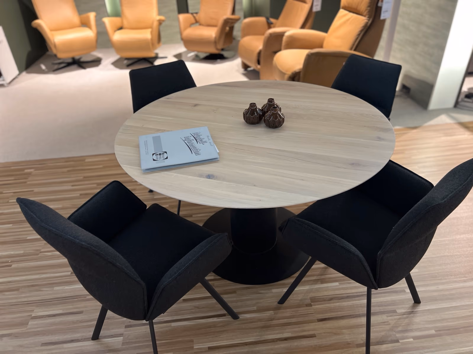 Esstisch Nica Eiche Astig massiv + Armlehnstuhl