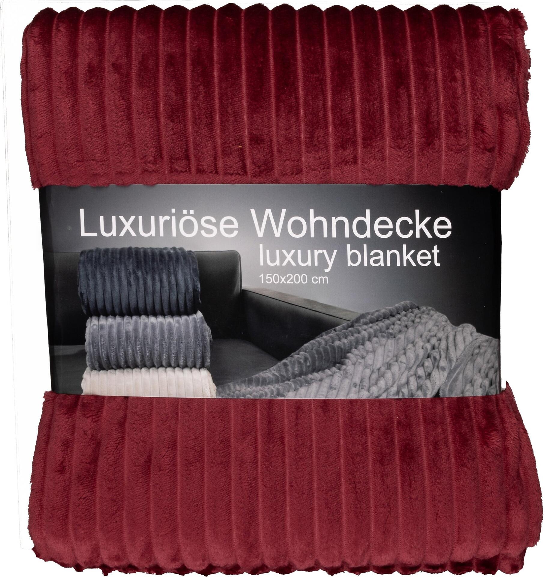 Rote Wohndecke Oslo mit flauschiger, texturierter Oberfläche und vertikaler Faserstruktur, präsentiert auf weißer Unterlage.