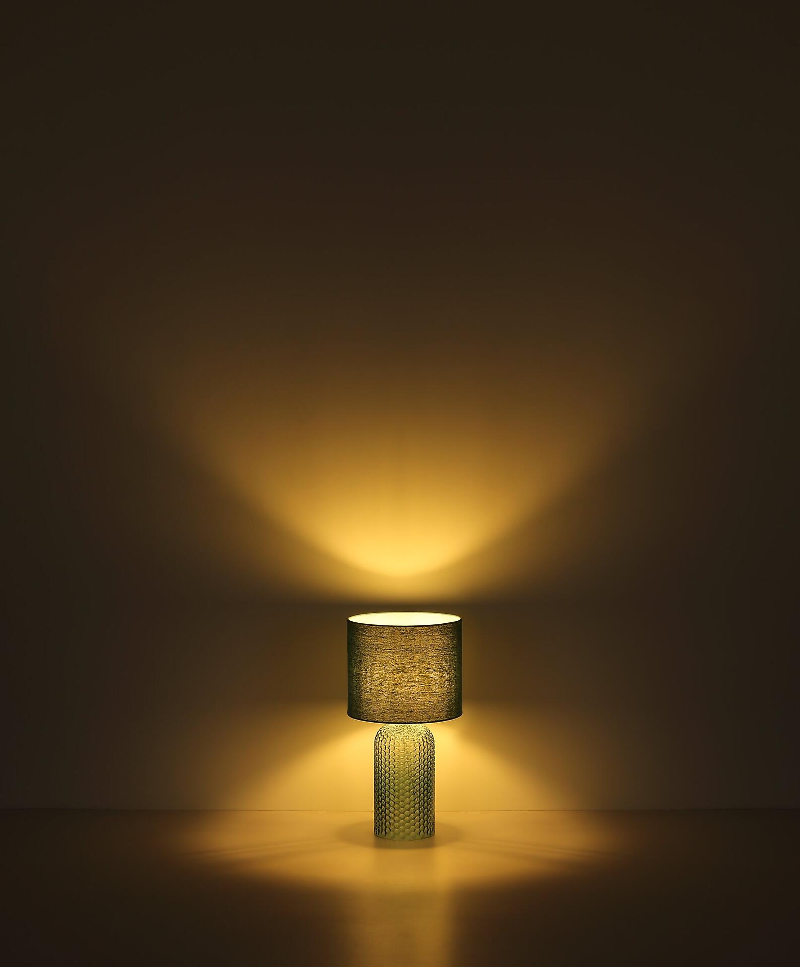 Tischleuchte 21735CH mit zylindrischem Schaft und gewebtem Lampenschirm, der diffuses Licht nach oben abstrahlt.