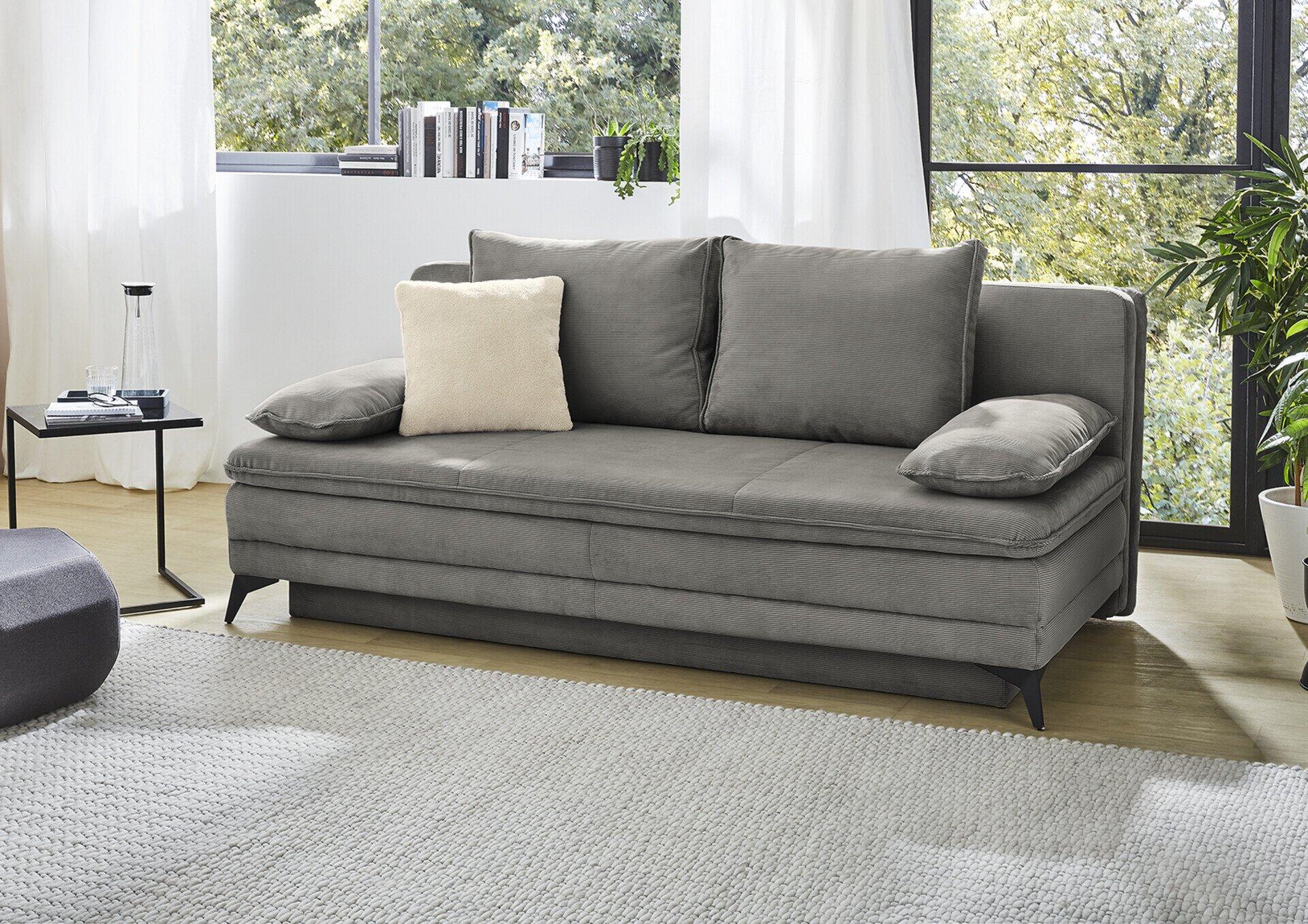 Schlafcouch Laurin mit grauem Stoffbezug und schwarzen Metallfüßen, aus erhöhter Perspektive dargestellt und mit hochklappbarer Sitzfläche zur Darstellung der Schlaffunktion.