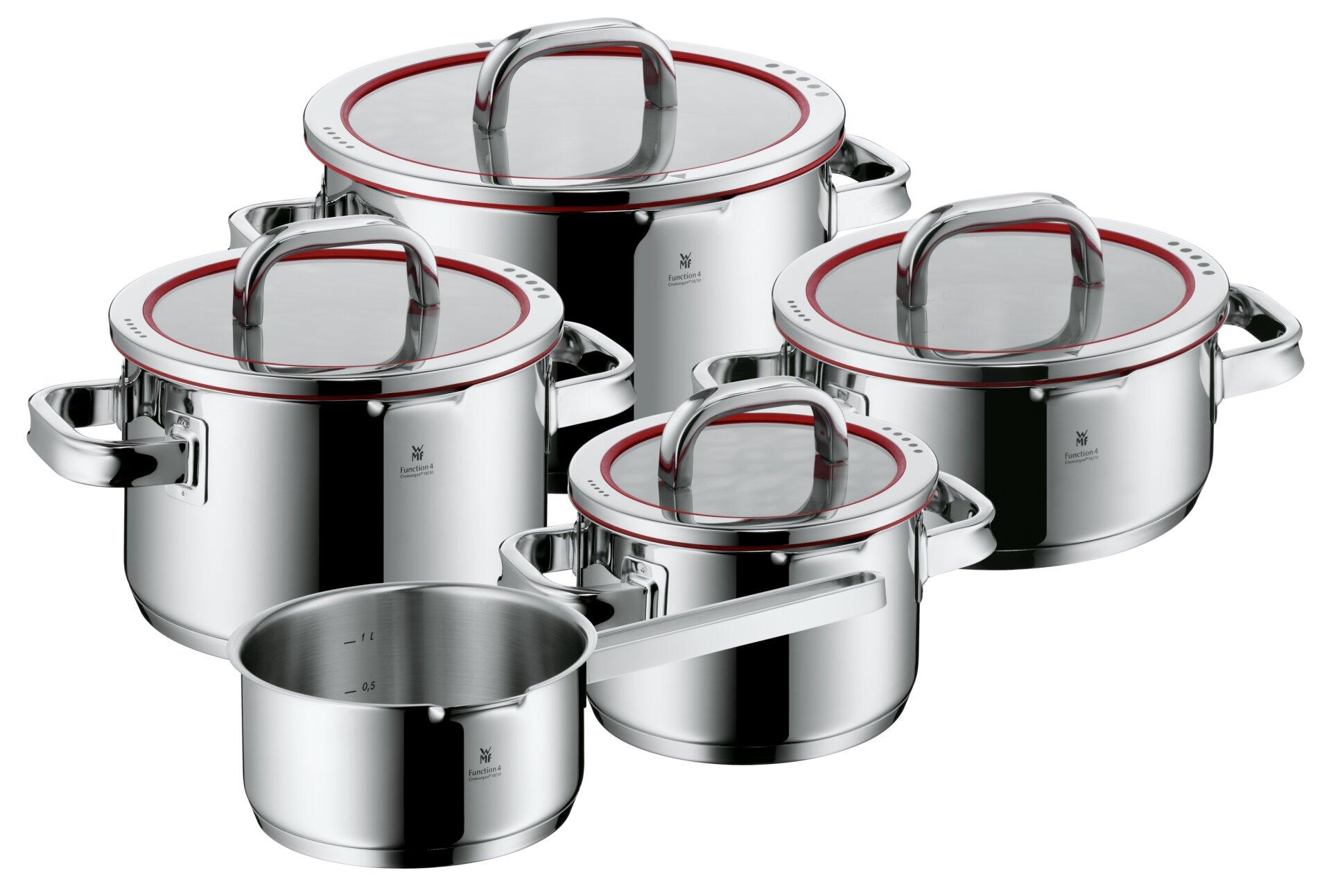 WMF Topf-Set 5-tlg. Function 4: Edelstahl-Kochtöpfe in verschiedenen Größen mit roten Griffen und Glasdeckeln, die aus einem leicht erhöhten Winkel dargestellt werden, um alle Modelle gleichzeitig zu zeigen.