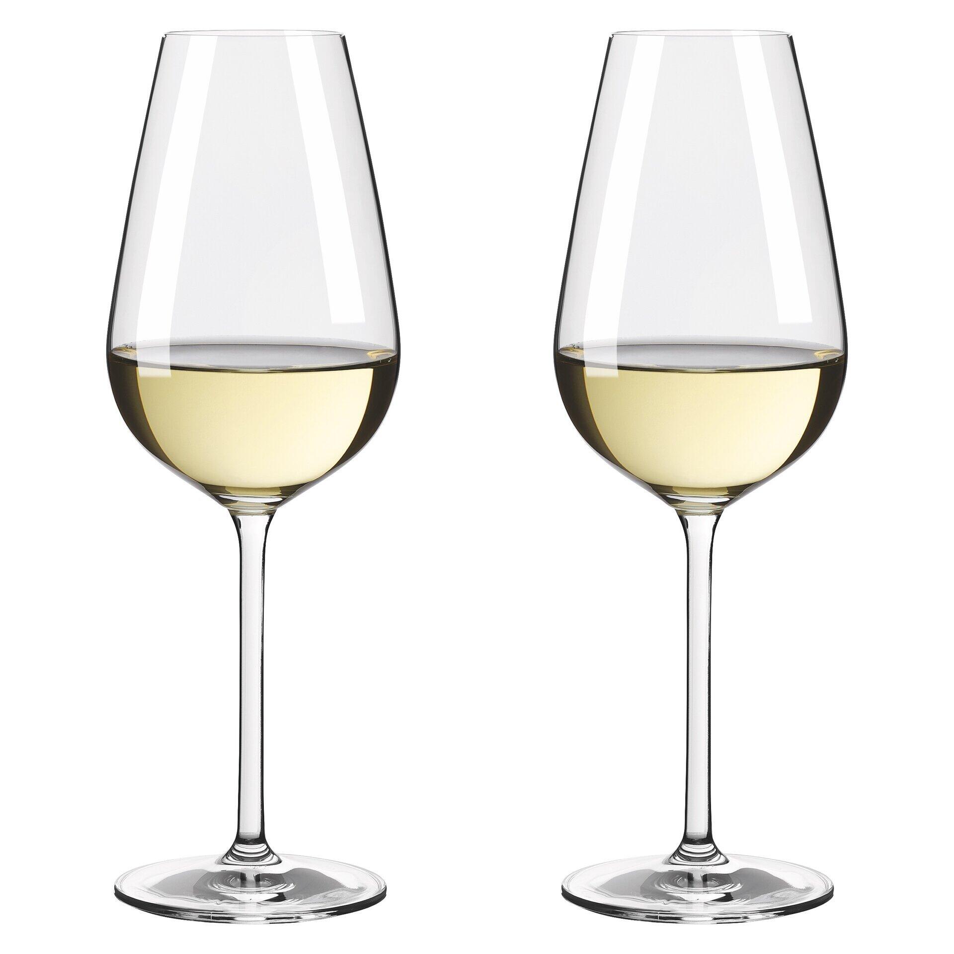 Zwei schlanke Weißweinkelche mit langem Stiel, gefüllt mit Weißwein, dargestellt auf einem weißen Hintergrund.