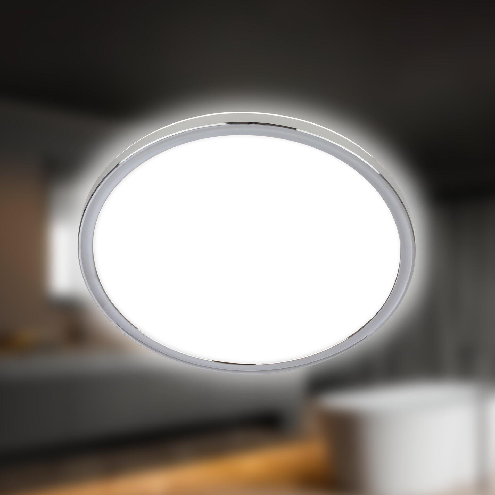 LED-Deckenleuchte Pulap mit Ø29,3cm und silberfarbenem Metallrahmen, die einen hellen, weißen Lichtkegel abgibt.