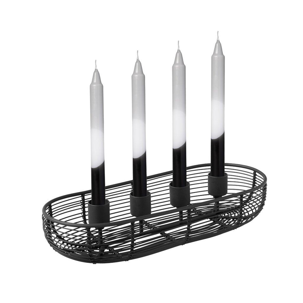 Ovaler Adventskranz Christmas Chic von Villeroy & Boch aus Metall mit filigranem, gewebtem Muster und drei ringförmigen Kerzenhalterungen für schwarze Kerzen mit weißer Aufschrift.
