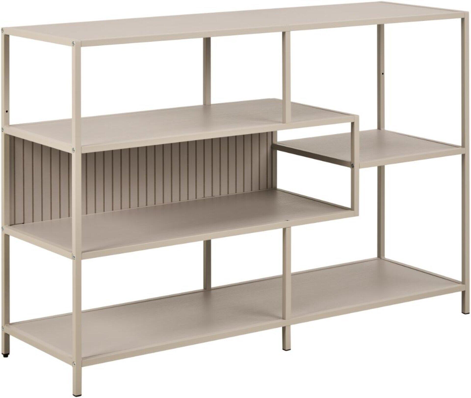 Modernes Regal Seaford mit asymmetrischem Design, drei horizontalen Ablageflächen und dekorativer Rippenstruktur zwischen der unteren und mittleren Ebene.