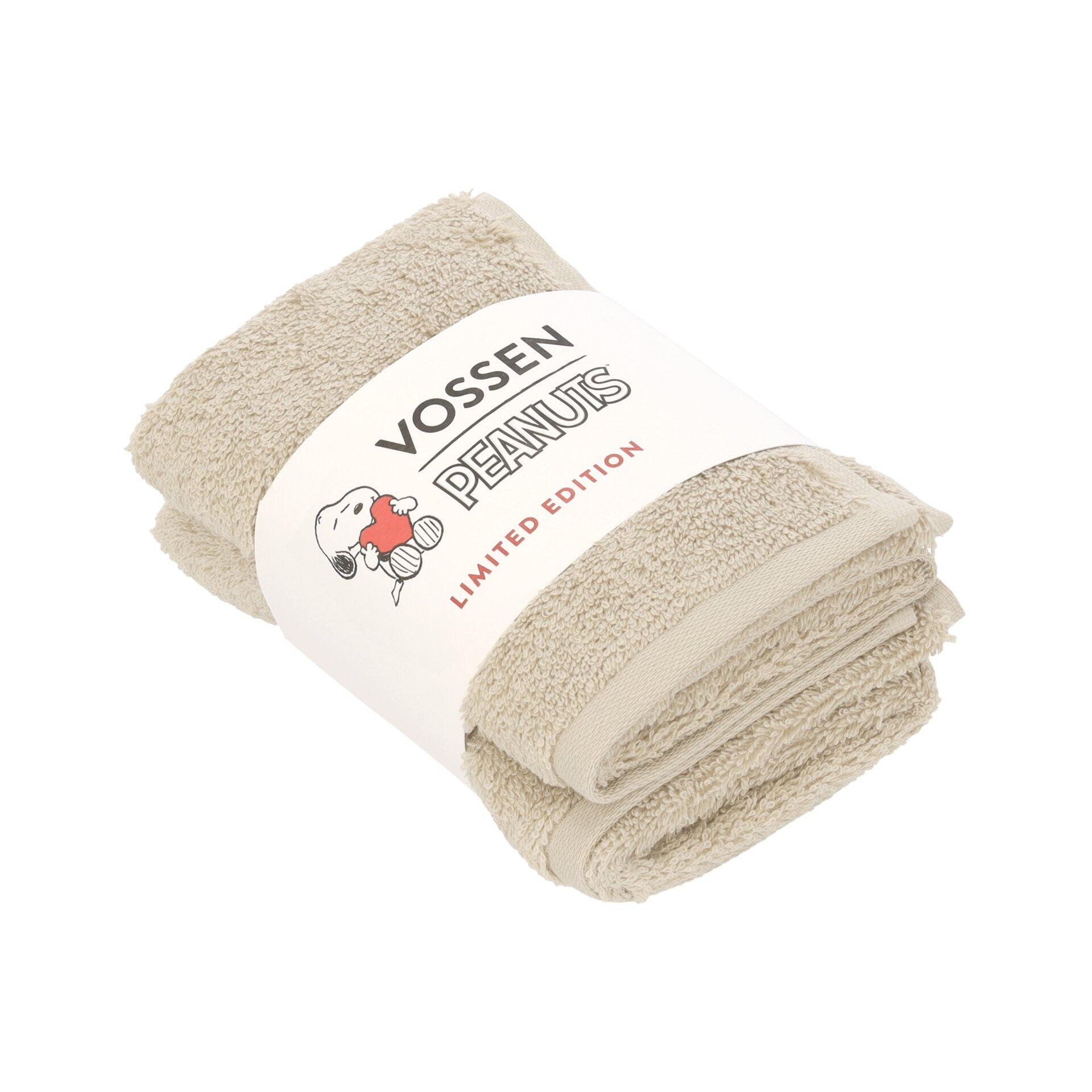 Frottierset Vossen in limitierter Peanuts Edition: gerolltes, hellbeige Handtuch mit Snoopy-Motiv in Papiertüte.