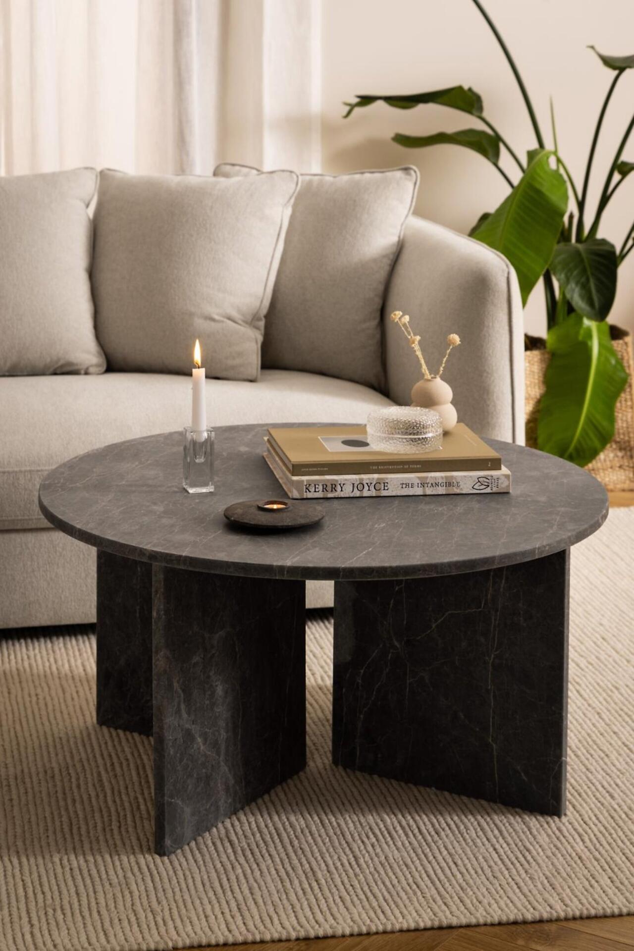 Runder Couchtisch Vega mit grauem Marmor, leicht erhöhte Perspektive zur Darstellung der Oberfläche.