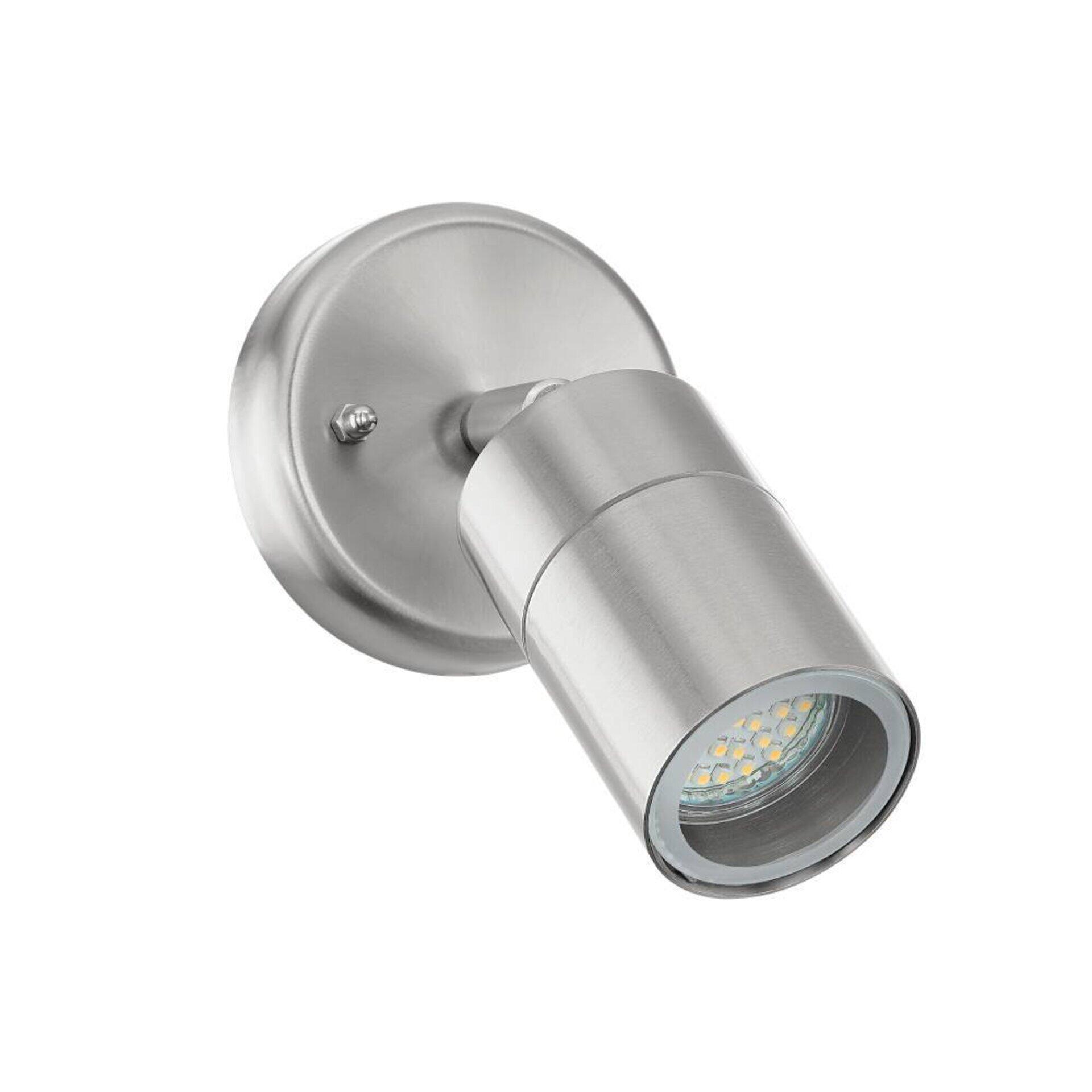 Silberfarbene Aussenwandleuchte Stockholm 1 im ¾-Profil, mit zylindrischem Leuchtenkopf und sichtbarer GU10 LED-Lampe, zeigt die moderne Formgebung und die Möglichkeit der Eckmontage.