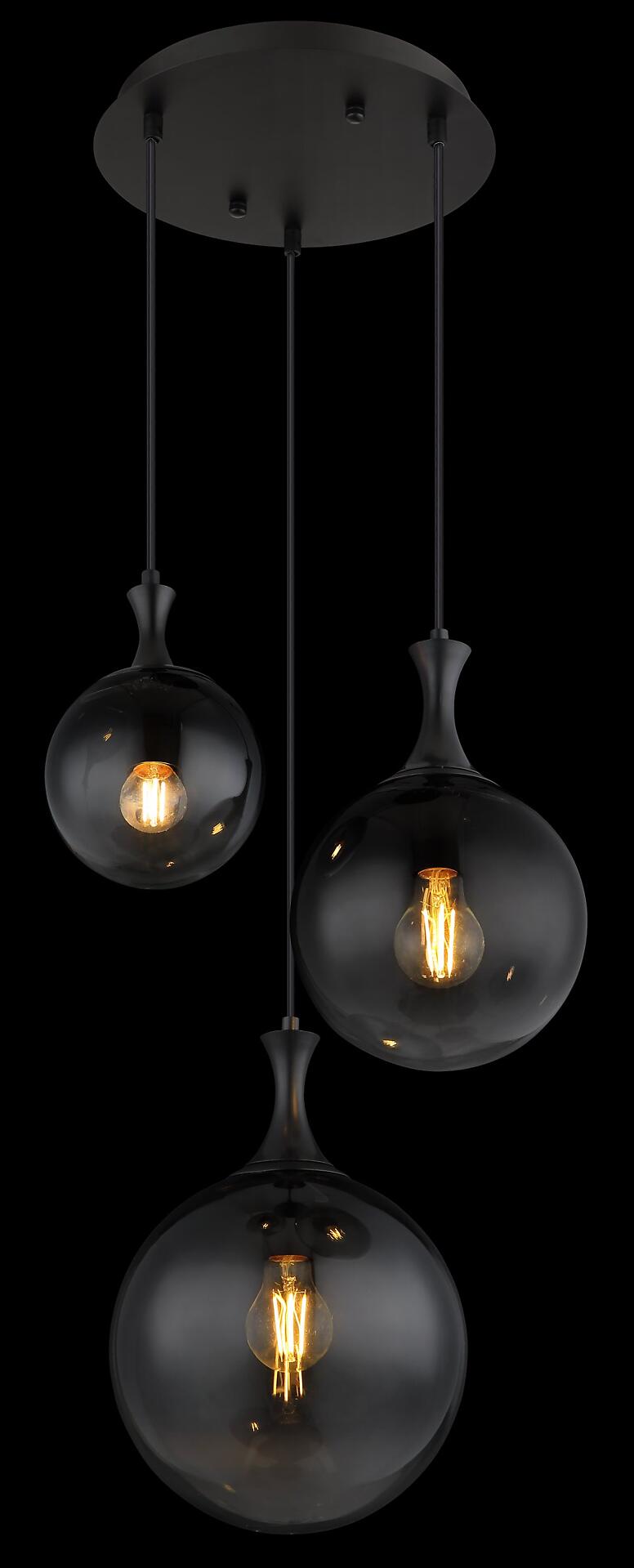 Hängeleuchte DALTON mit drei Glaskugeln und Edison-Glühbirnen, die im Gegenlicht warmes Licht abstrahlen und an schwarzen Metallstangen von der grauen Deckenplatte hängen.