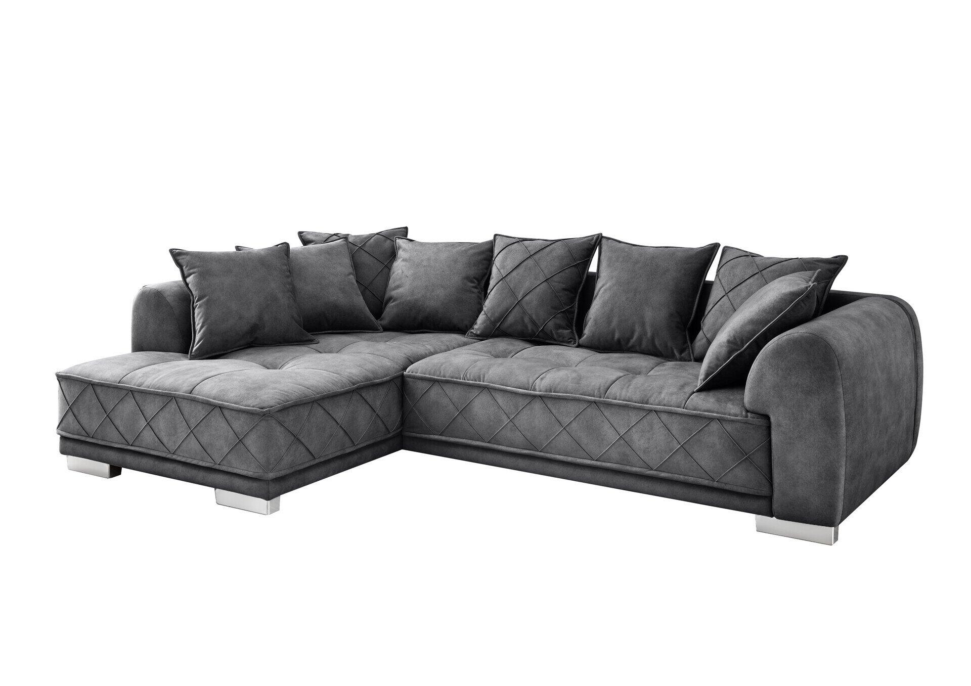 Eckcouch Sentina mit chromfarbenen Füßen und gemustertem Bezug, die in einer leicht erhöhten Perspektive eine Chaiselongue und acht Rückenkissen zeigt.