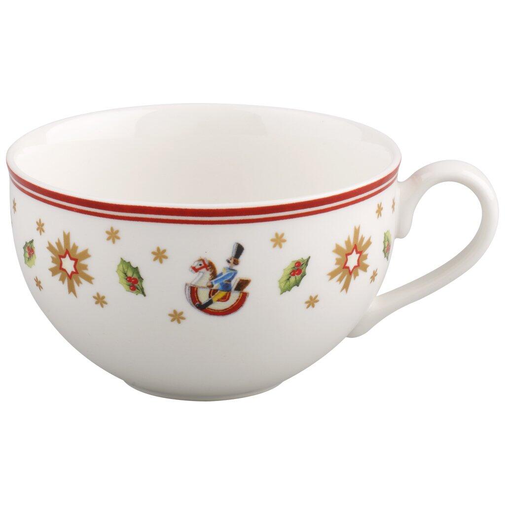 Kaffee-/Teeobertasse Toy's Delight von Villeroy & Boch mit weihnachtlichen Motiven, wie Nussknacker, Beeren und Sternen, aus Vogelperspektive.