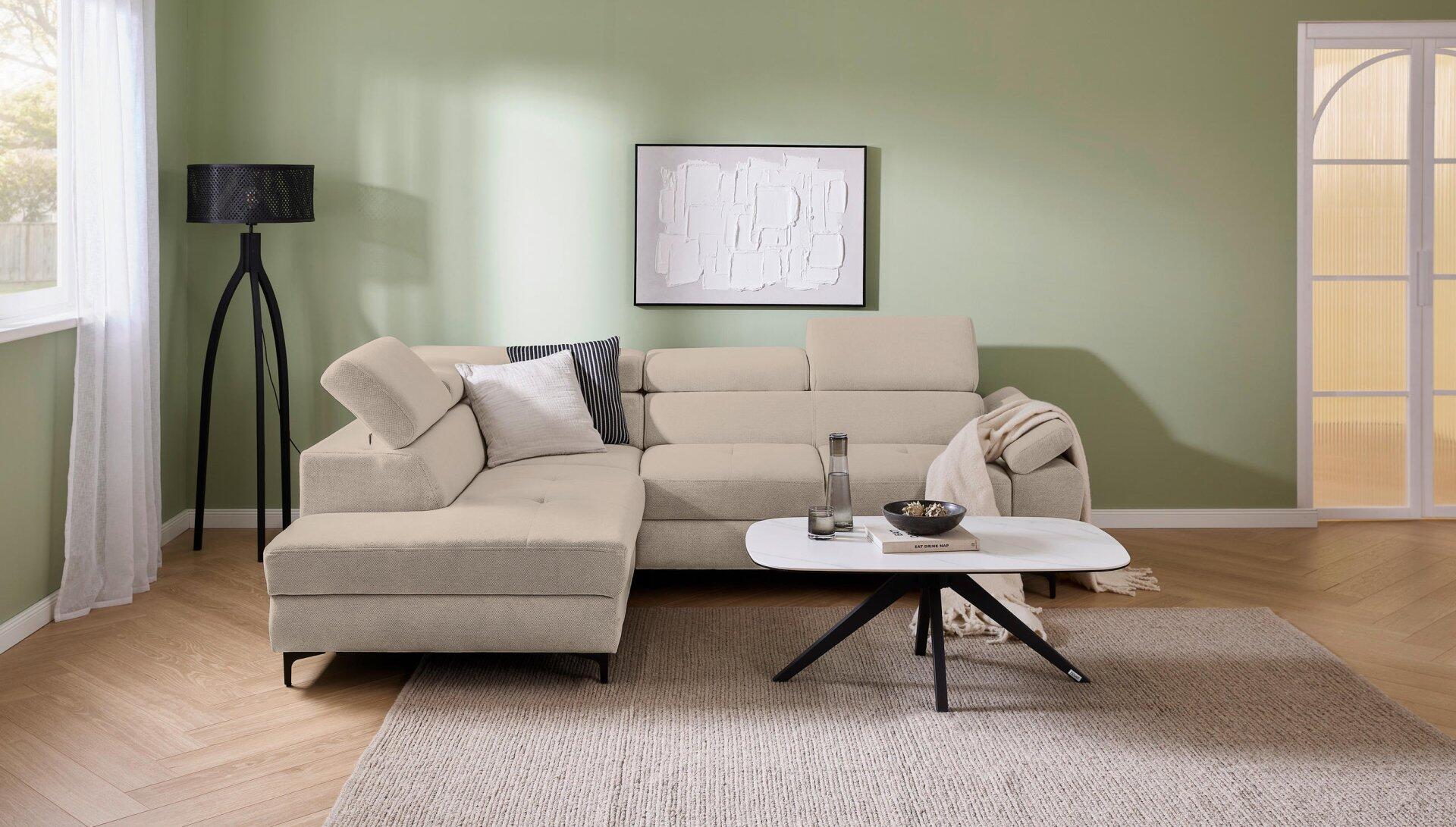 Ecksofa Combo mit abklappbarer Kopfstütze und verstellbaren Armteilen, dargestellt in einer seitlichen Perspektive mit Ottomane zur Füßauslage.