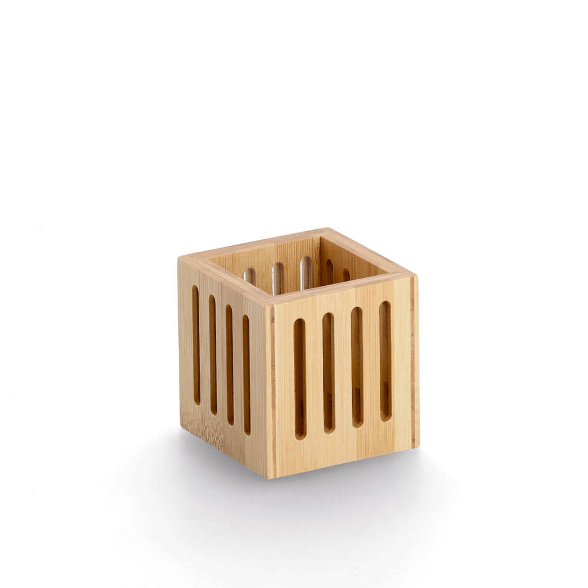 Quadratischer Stiftehalter aus hellem Holz mit vertikalen Schlitzen für eine bessere Belüftung und Stifteaulage, leicht schräg dargestellt.