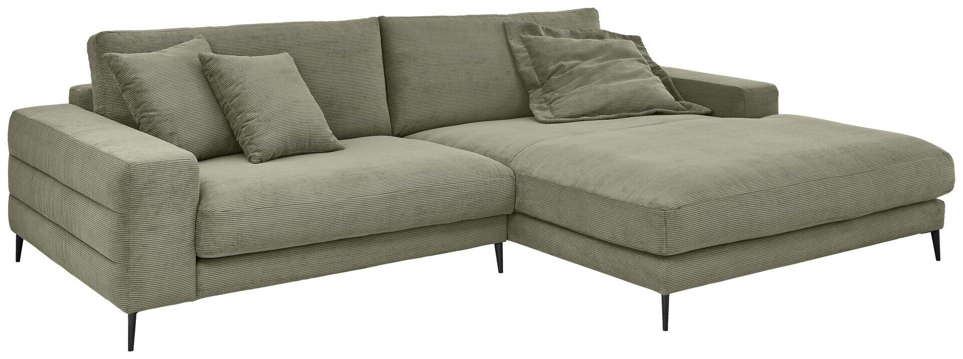 Helles, hellgrünes Ecksofa Badia Base 2.0 mit niedriger Sitzhöhe und leicht geneigten Rückenlehnen auf schwarzen Metallfüßen, dargestellt aus erhöhter Perspektive.