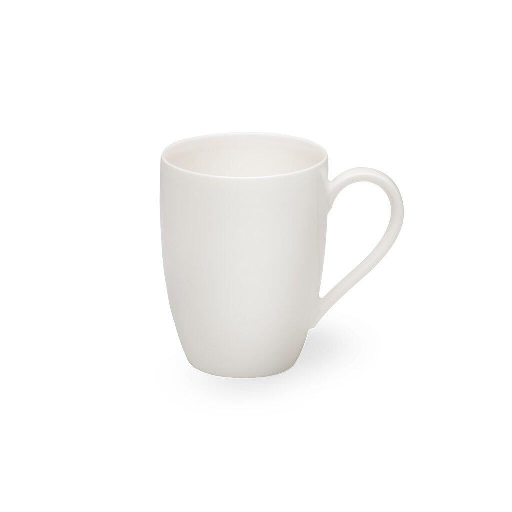 Weißer Becher Basic White von Villeroy & Boch mit rundem Henkel, gezeigt in einer Dreiviertelperspektive, die die konische Form betont.