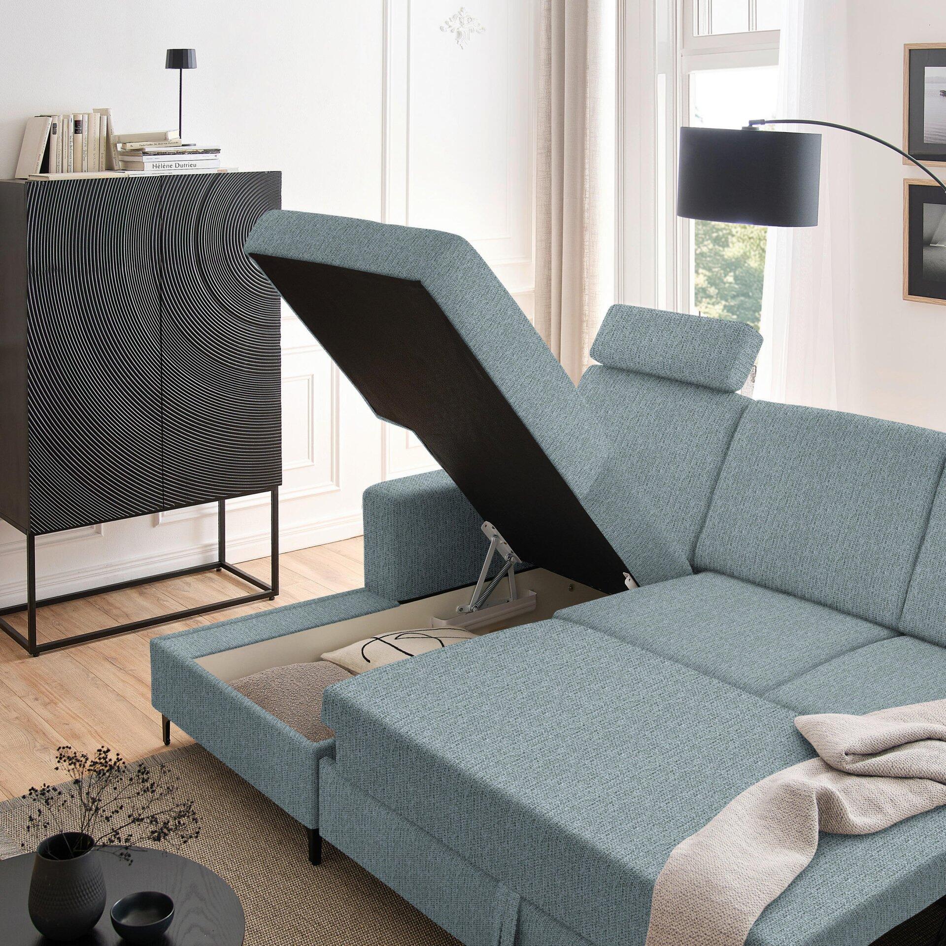 Ecksofa Balina in hellblau mit ausgeklappter Schlaffunktion und integriertem Bettkasten, detailreiche Ansicht aus der Nähe.