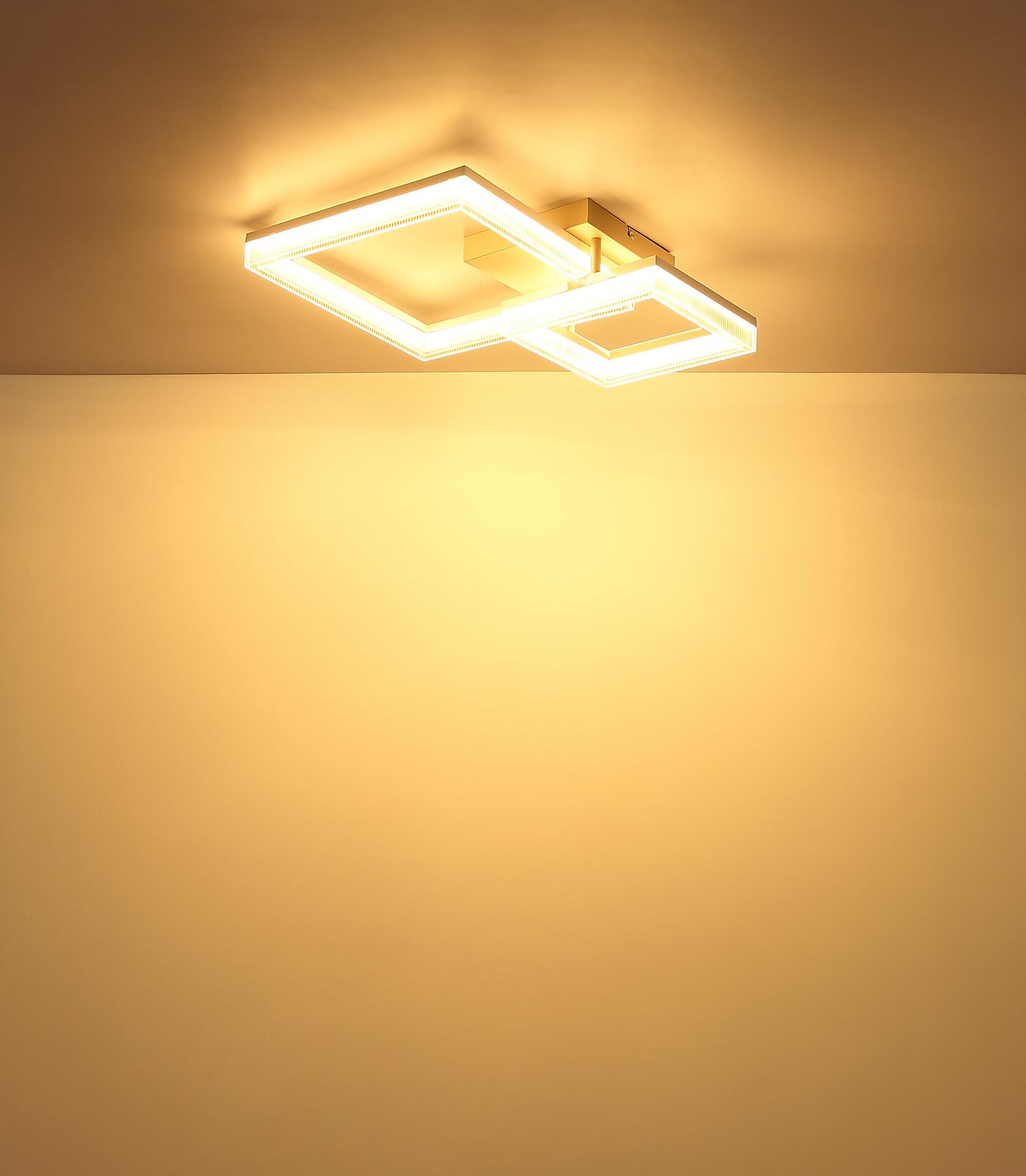 Moderne Deckenleuchte ZARA mit drei ineinander verschachtelten, goldenen Rahmenelementen, die von oben beleuchtet werden und warmes, gleichmäßiges Licht abstrahlen.