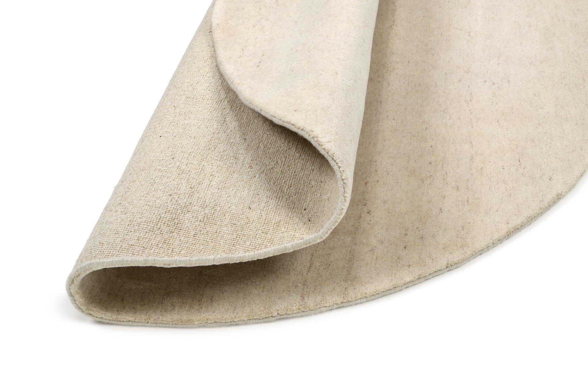 Detailaufnahme des handknüpfte Teppich Assos mit gewölbter Form und sichtbarer Florhöhe von 18 cm, die die Struktur des Wollmaterials betont.