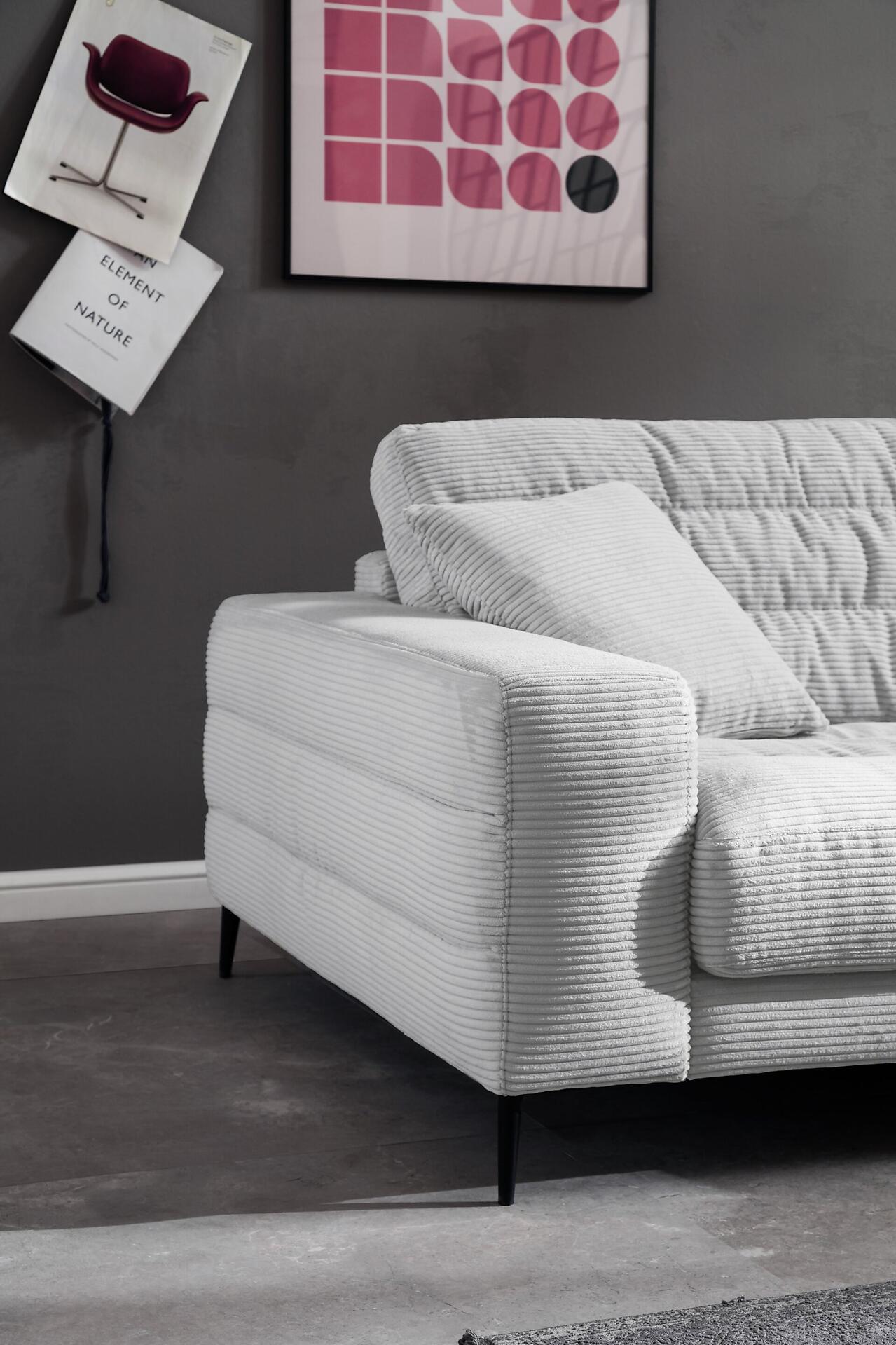 Weißes Cord-Sofa Badia mit schwarzen Metallfüßen und abgesetzter Armlehne, Detailaufnahme der Rückenlehne und linken Armlehne aus leicht unterer Perspektive.