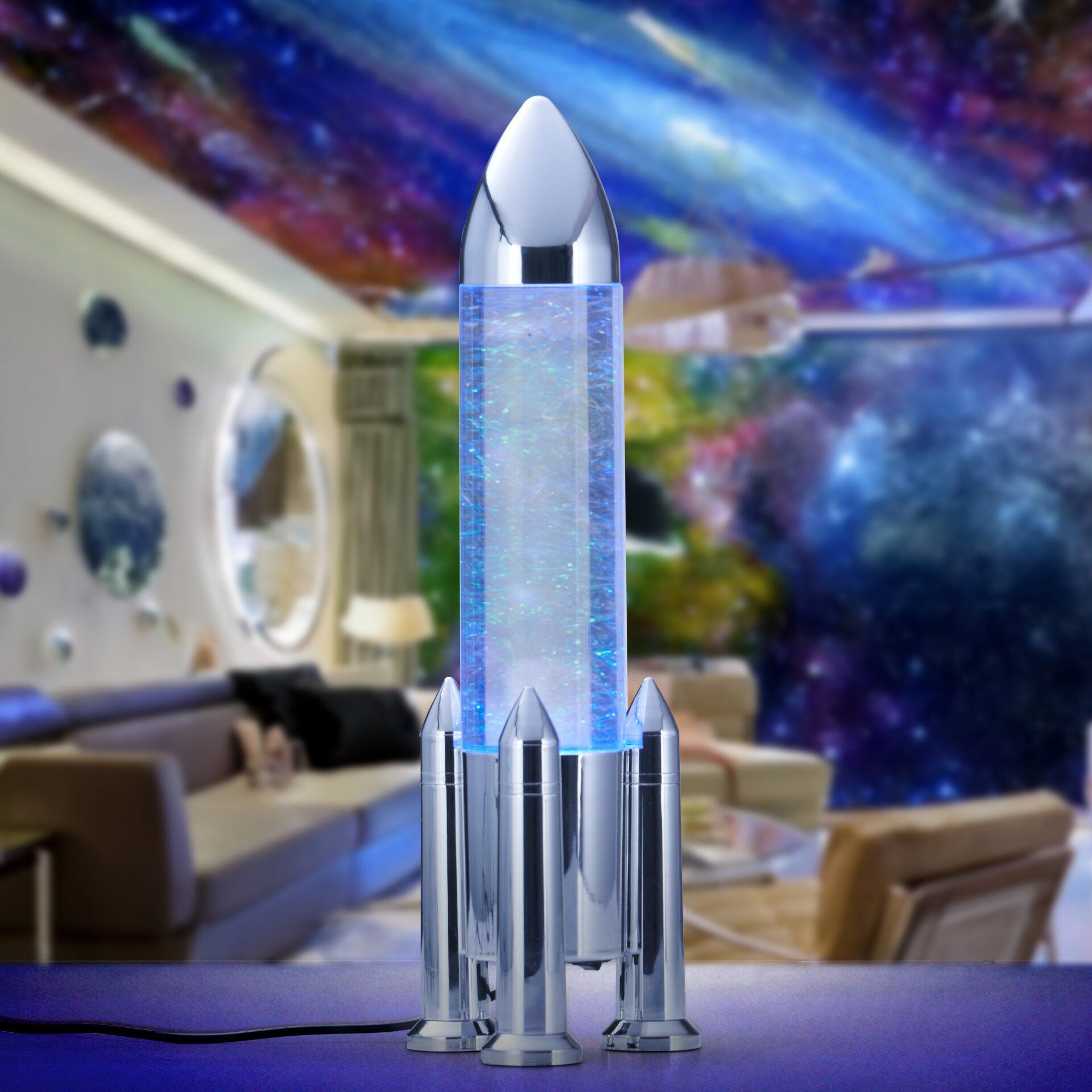 Tischleuchte Apollo im Design einer Rakete mit silbernem Kopf, transparentem Körper und blau leuchtender Flüssigkeit auf einem silbernen Sockel.