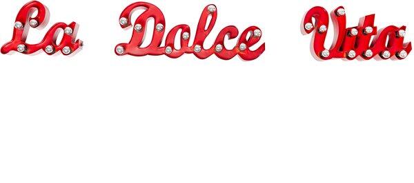 Roter Schriftzug "La Dolce Vita" im Vintage-Stil mit kristallartigen Elementen, die Licht reflektieren und an eine alte Kinowerbeanzeige erinnern.