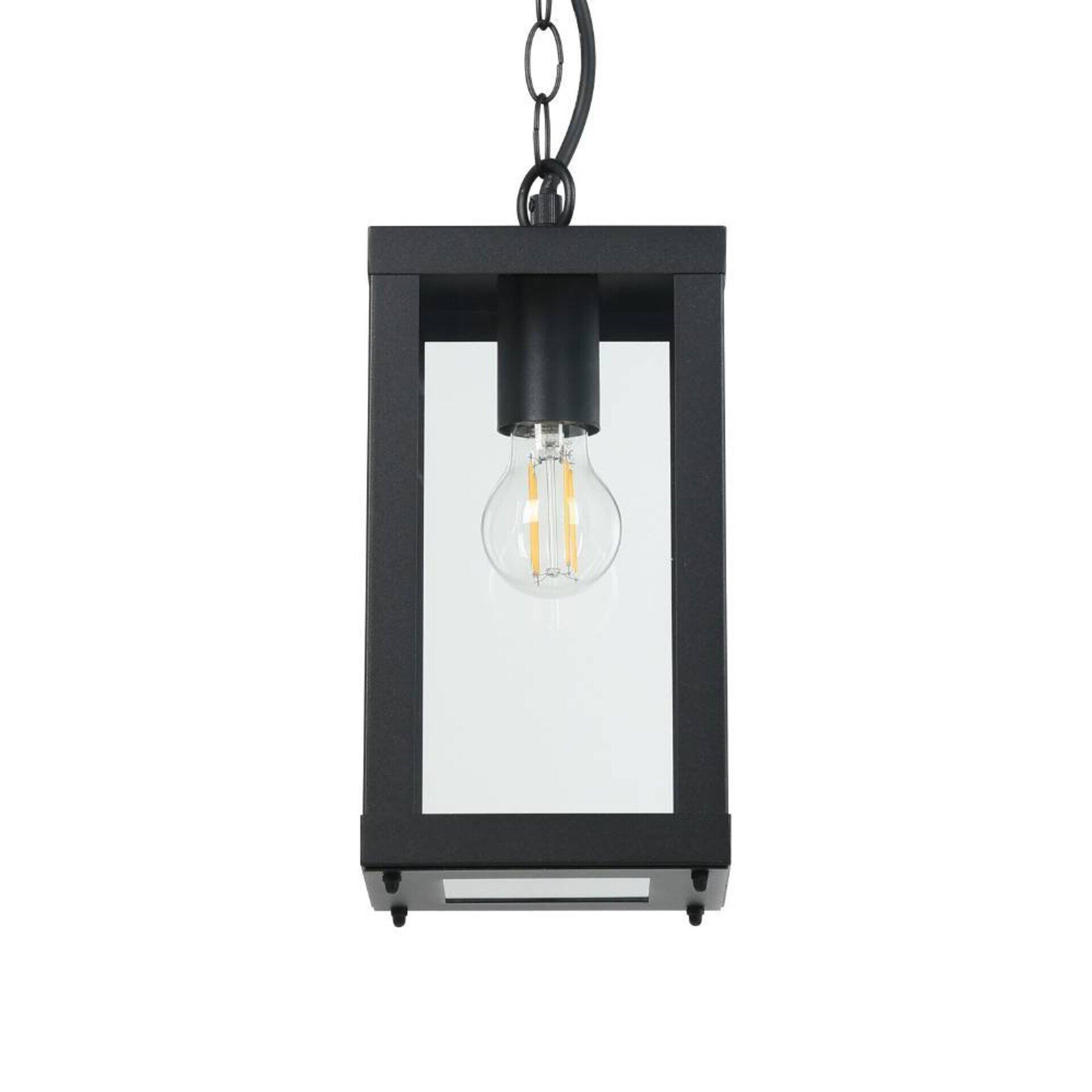 Aussenpendelleuchte Alamonte 1 mit rechteckigem Metallrahmen und klarer Glasscheibe, dargestellt in Frontalperspektive mit sichtbarer Aufhängung und rustikal-industriellem Design.