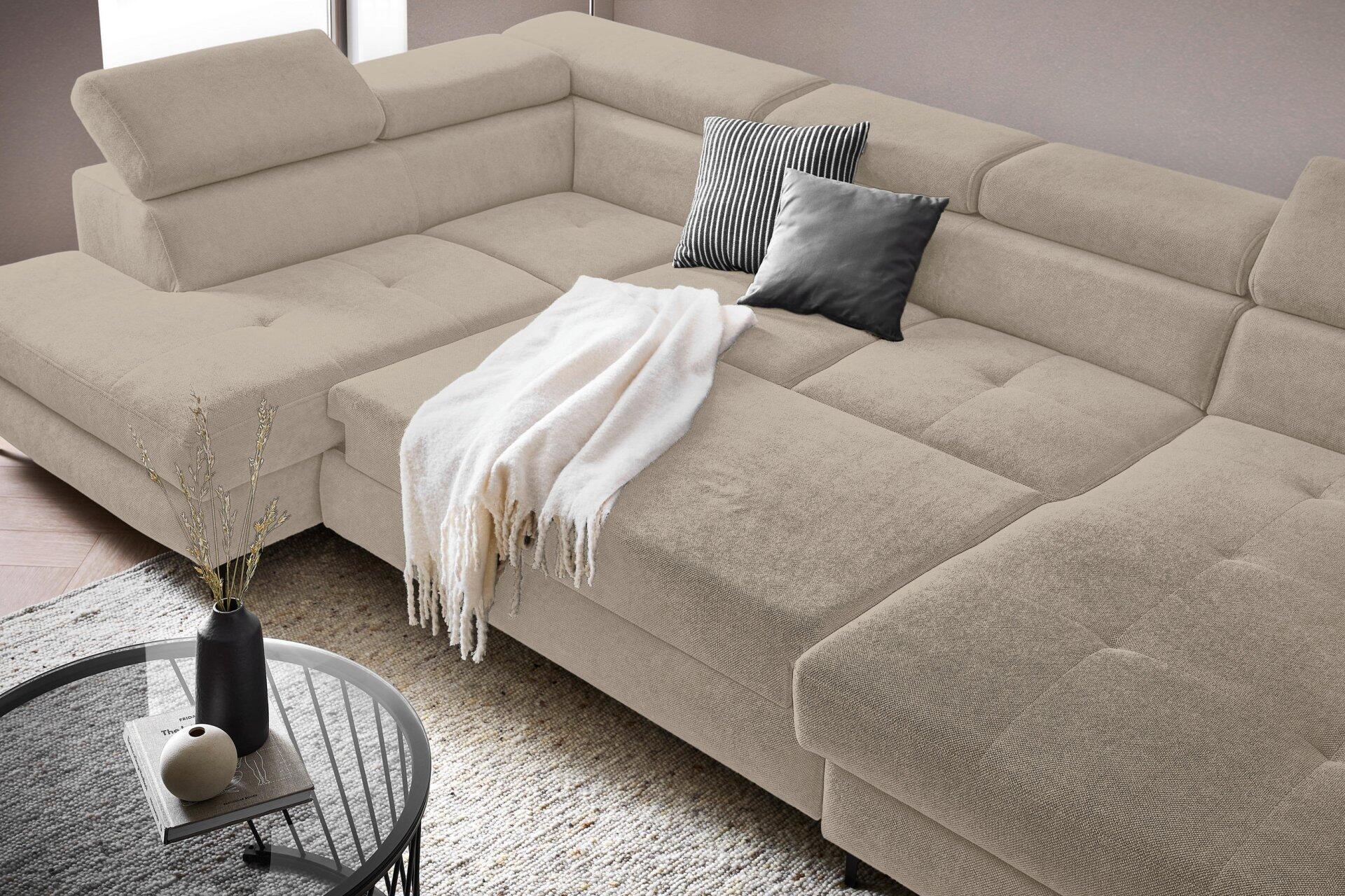 Wohnlandschaft Combo in Beige mit abgetretener Nahtmuster, breiten Armlehnen, Ottomane links und Kopfstütze, abklappbar.