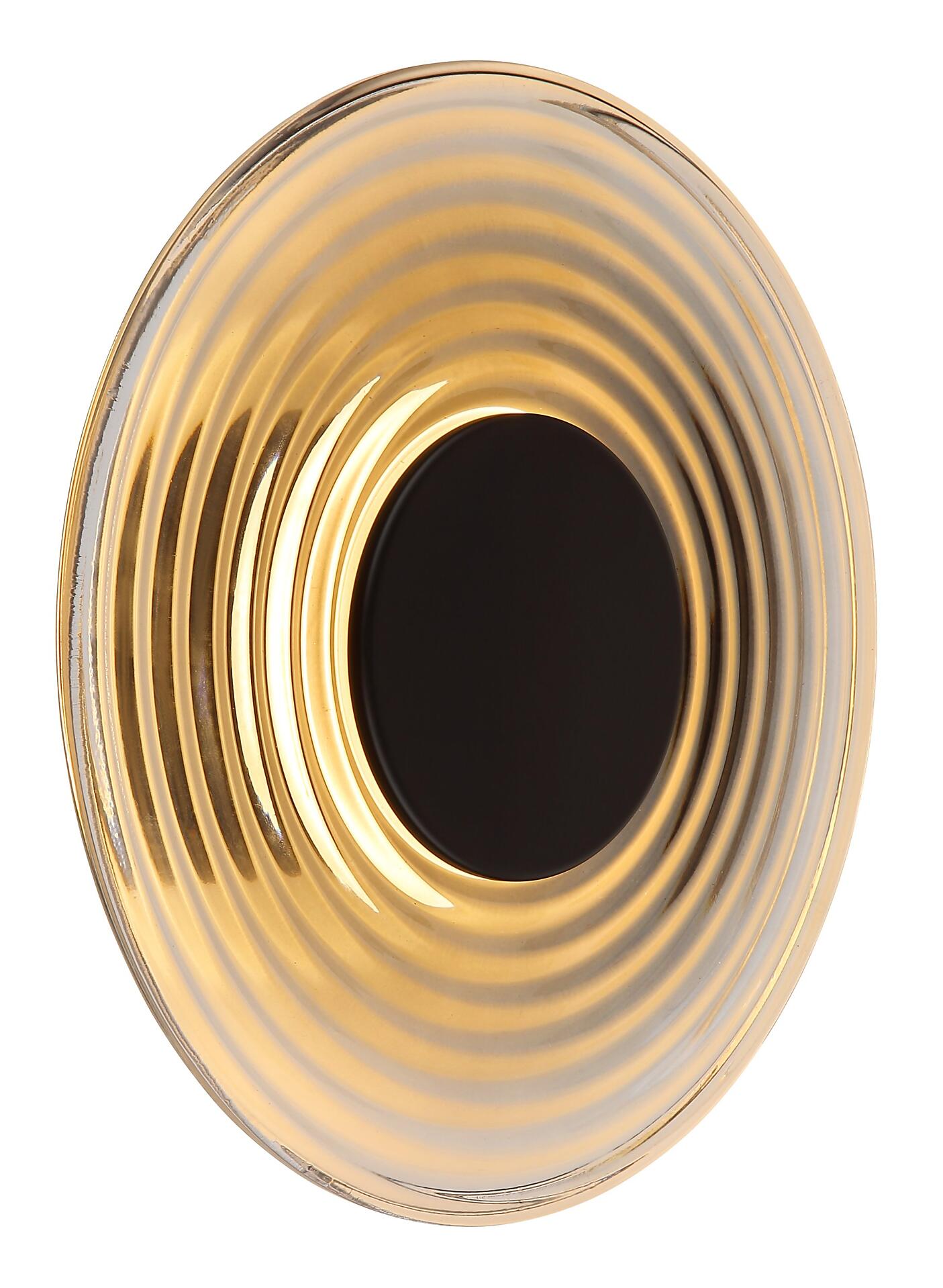Nahaufnahme der goldenen, runden Wandleuchte JANELL mit wellenförmiger Oberfläche für einen sicheren Halt.