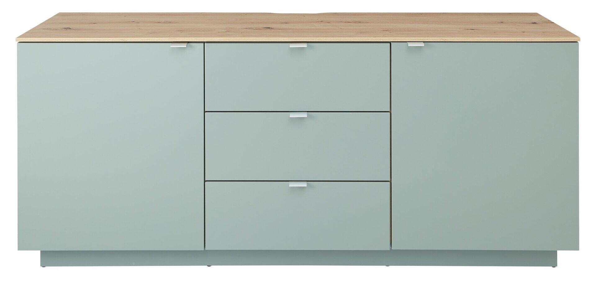 TV-Sideboard Core mit schilfgrüner Front, drei Schubladen und zwei Türen, auf einem grauen Fuß stehend und mit Artisan Eiche Nb Oberplatte.