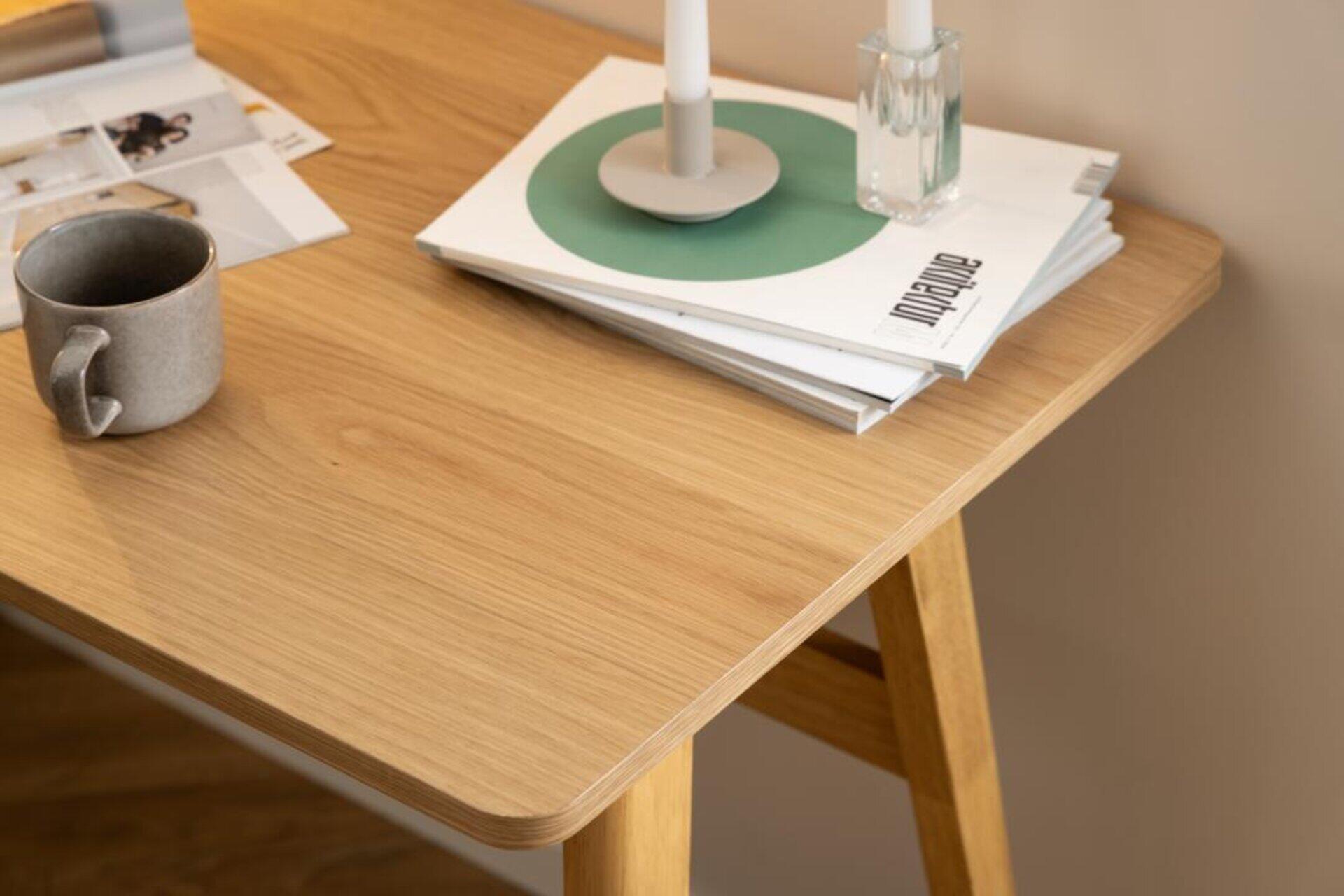 Schreibtisch Barnett mit hellem Eichenfurnier und stilvollen Accessoires aus der Vogelperspektive.