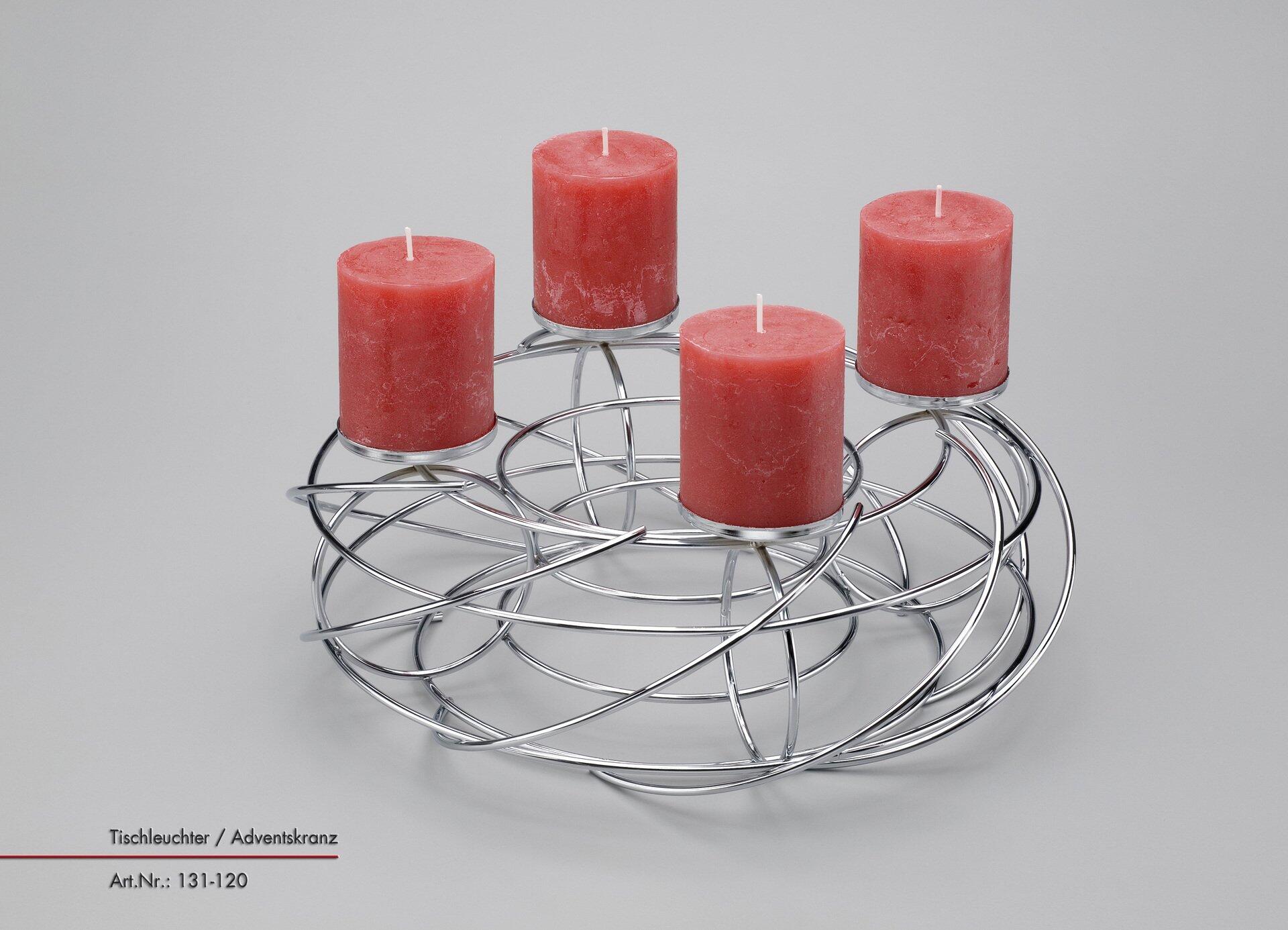 Silberfarbener Tischleuchter im Adventkranz-Design mit vier roten Stumpenkerzen, die auf einem kreisförmigen Drahtgestell platziert sind.