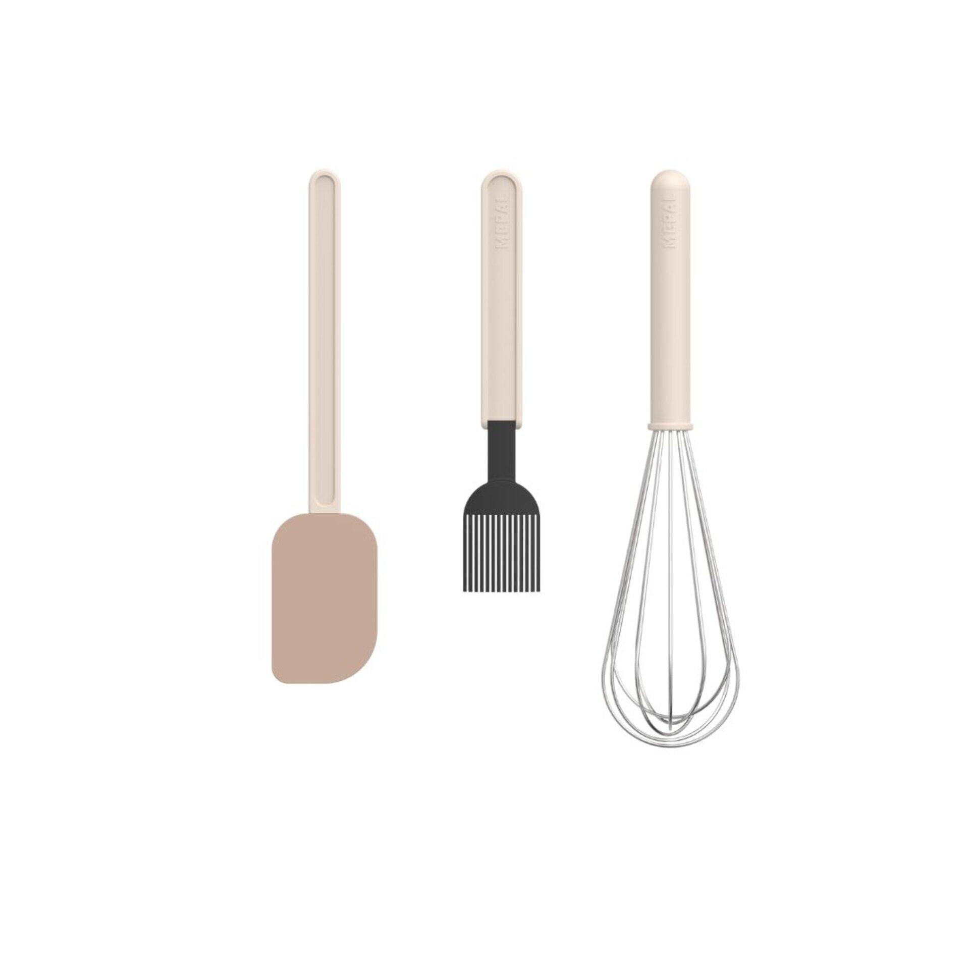 Set aus Teigschaber, Backpinsel und Schneebesen der Serie Chef it, dargestellt mit einem flexiblen Silikonspatel in Apricot, einem Grillkopf-Wender und einem silbernen Schneebesen.