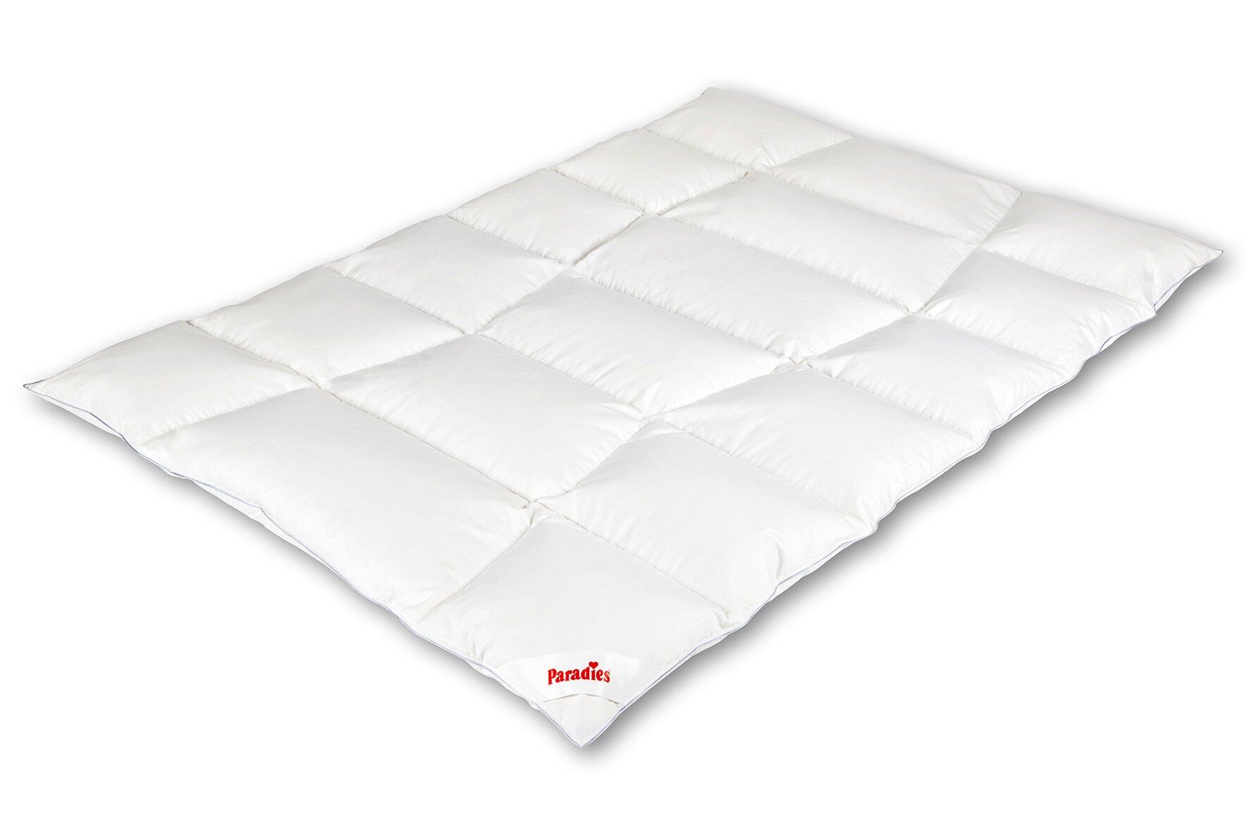 Winterbettdecke Melinda winterwarm mit Karomuster und Kammerkonstruktion für gleichmäßige Daunenverteilung, Detailaufnahme von oben.