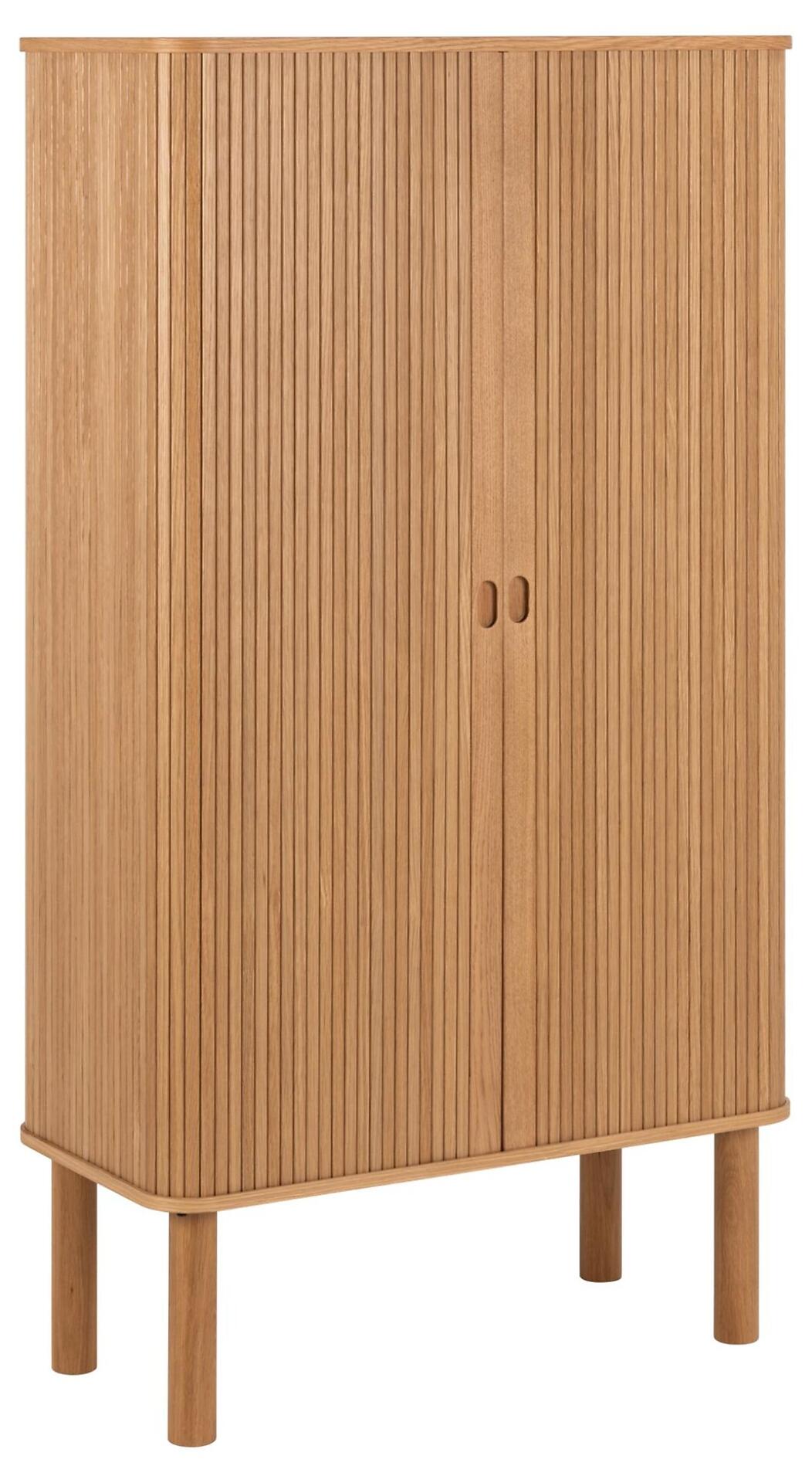 Hoher Schrank Langley mit leicht gebogener Form, vertikalen Holzbalken und konischen Holzfüßen.