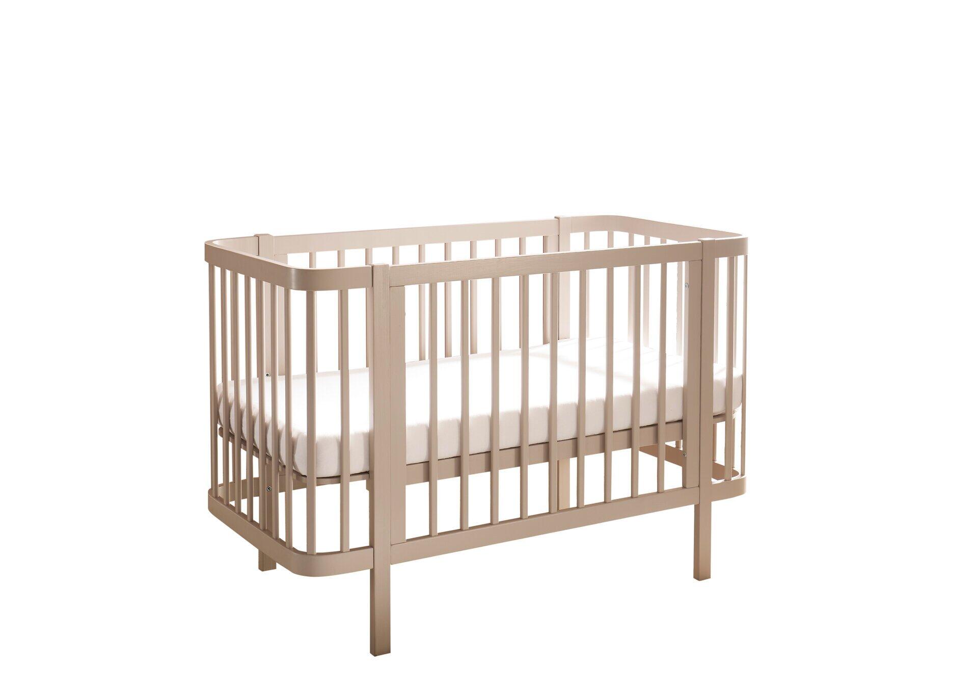 Babybett Peppini mit Umbauseite, dargestellt in einer seitlichen Perspektive vor weißem Hintergrund.