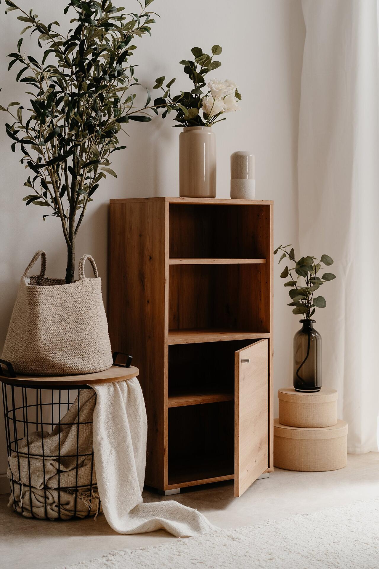 Hoher Sideboard Fyn 20C mit grifflosem, matt-aluminien Griff und einer leicht geöffneten Schublade, die den Stauraum im Inneren zeigt.
