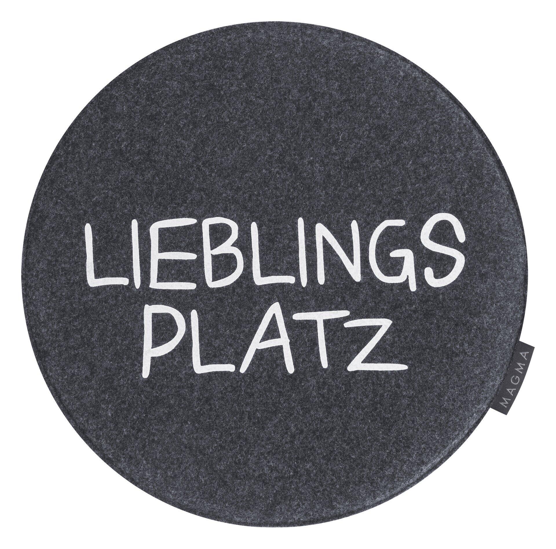 Sitzkissen Form 45 Avaro, grauer Filzhocker mit aufgedrucktem "LIEBLINGS PLATZ" und Etikett, aus der Vogelperspektive dargestellt.