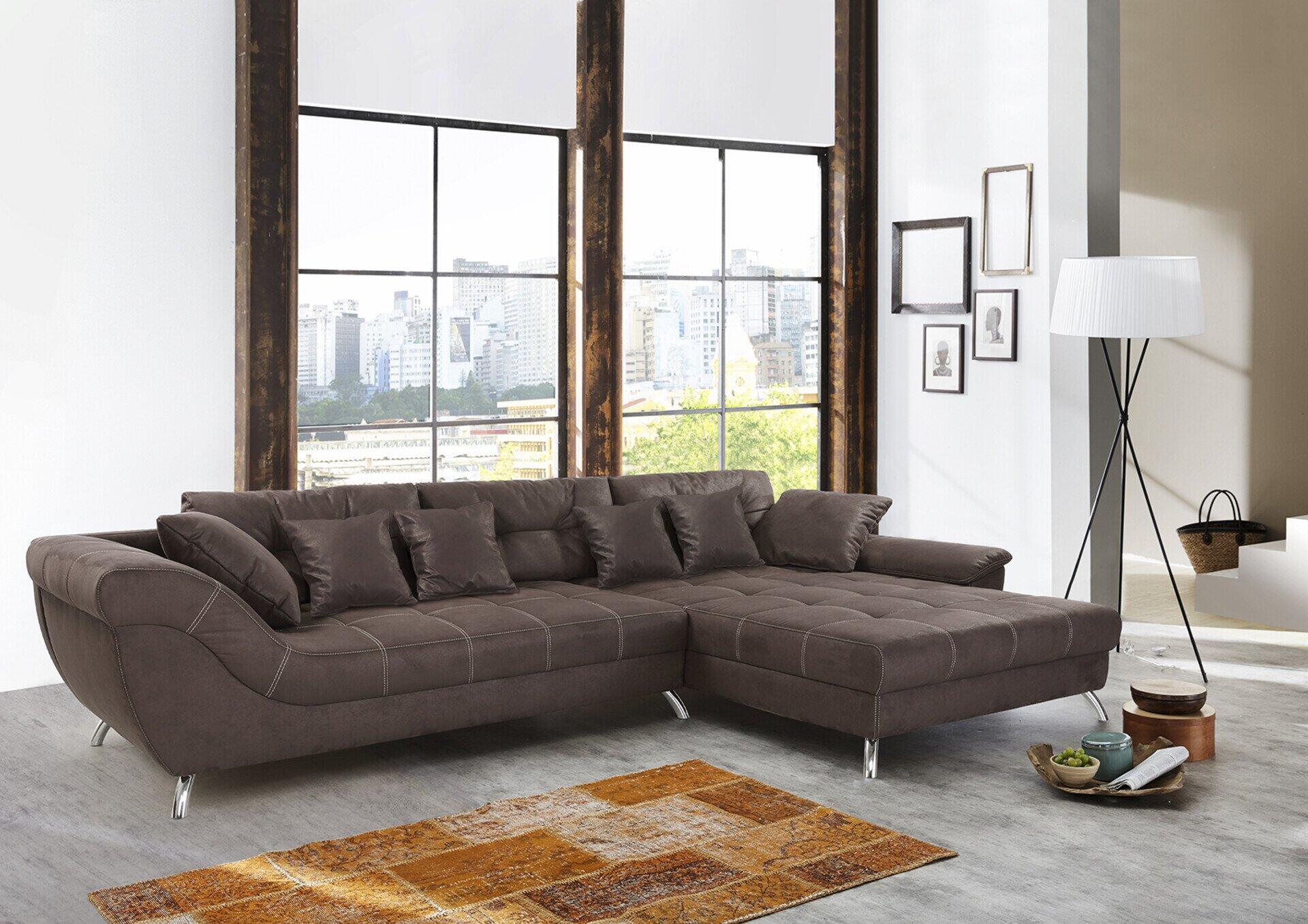 Wohnlandschaft Santa Cruz mit chromfarbenen Füßen, tiefen Sitzflächen und hohen Rückenlehnen, leicht erhöht fotografiert im modernen Wohnzimmer.
