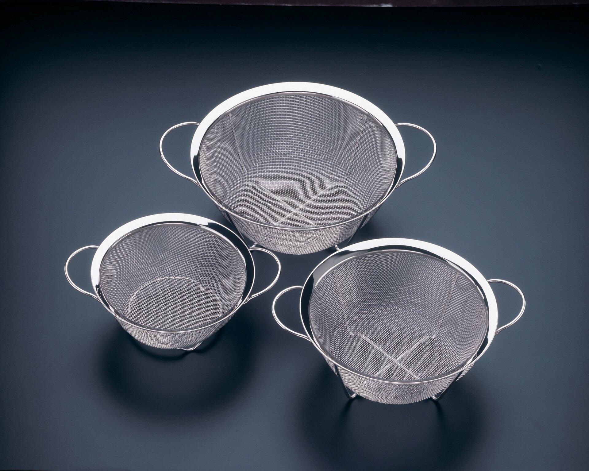 Standsieb 22 cm Profiline aus Edelstahl mit feinmaschigem Netz, gebogenen Tragegriffen und schlanken Metallfüßen, detailliert in schräger Perspektive dargestellt.