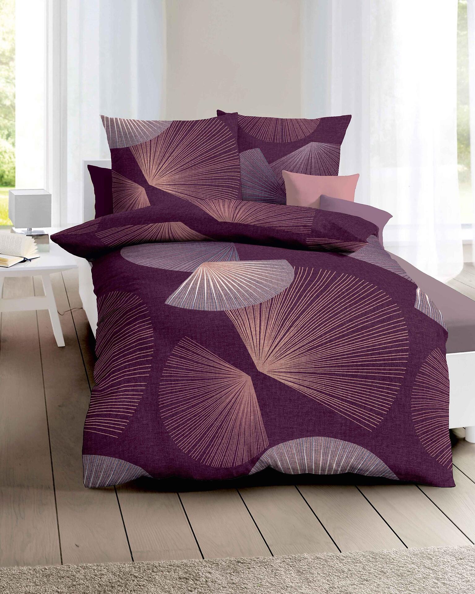 Dunkelviolette Bettwäsche Koya mit stilisiertem Kreis-Muster aus Baumwoll-Satin, zeigt Bettbezug und Kissenbezüge in frontalem Blick.