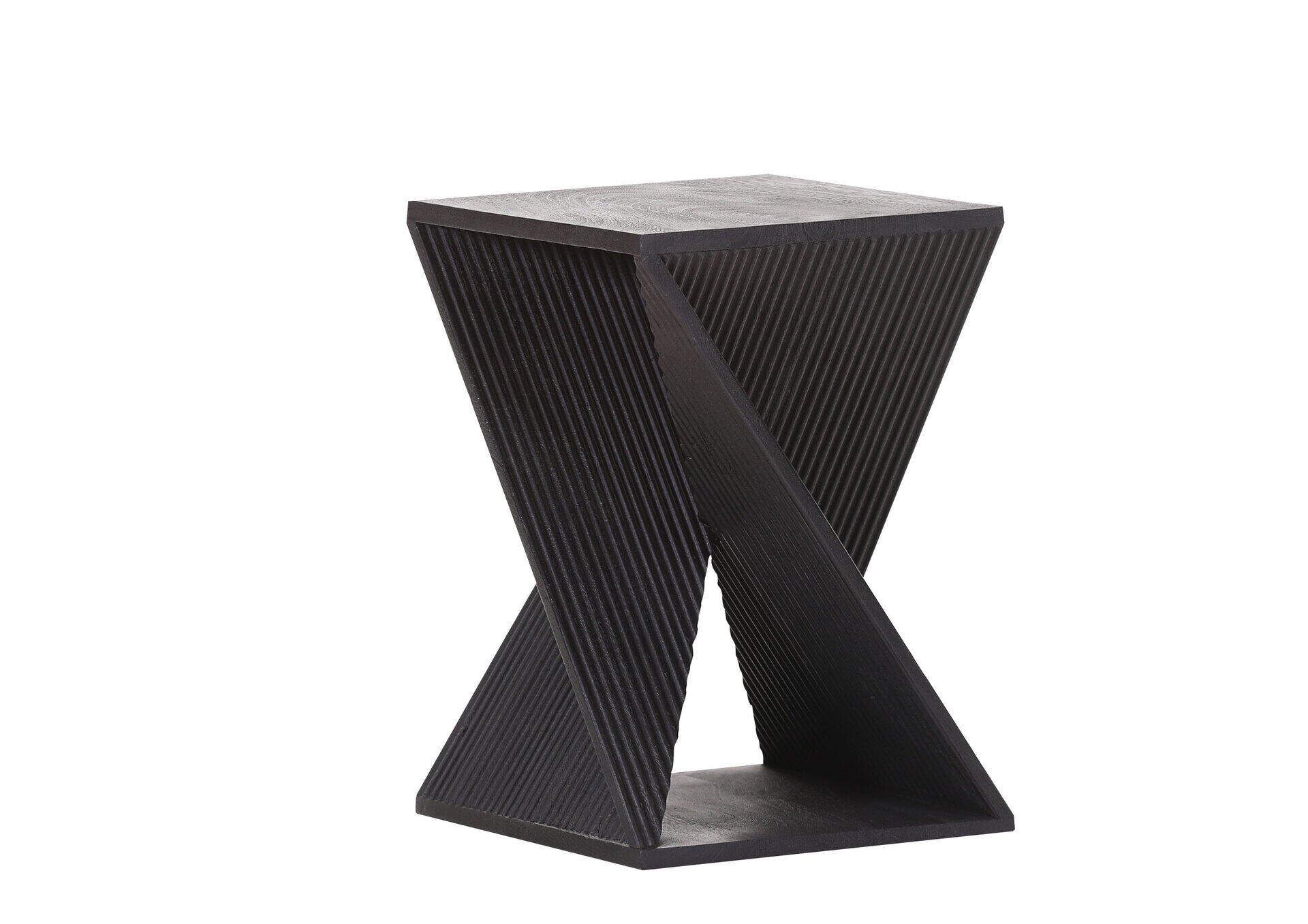 Schwarzer Beistelltisch Corby mit quadratischer Grundfläche und diagonalem Design, das durch vertikale Rillenstrukturen und eine zentrale Öffnung ein skulpturales und dynamisches Erscheinungsbild erhält.