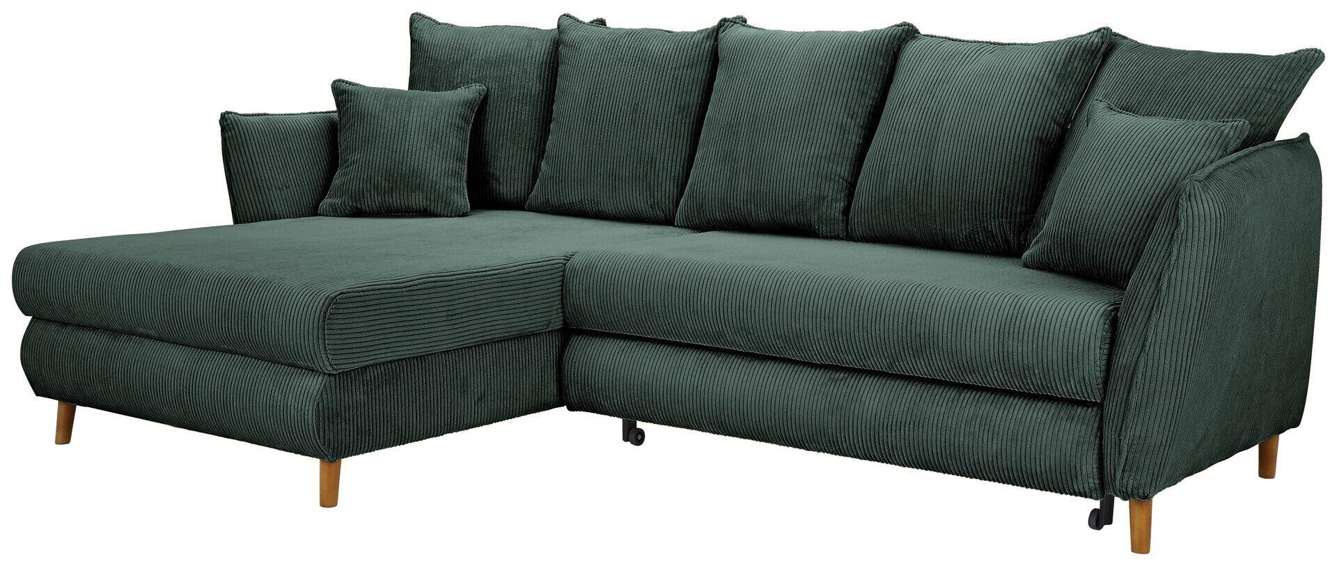 Ecksofa Santana in Dunkelgrün mit hochgezogenen Rückenlehnen, Zierkissen und Rollen an den Eichenholzfüßen, aus frontaler Perspektive.