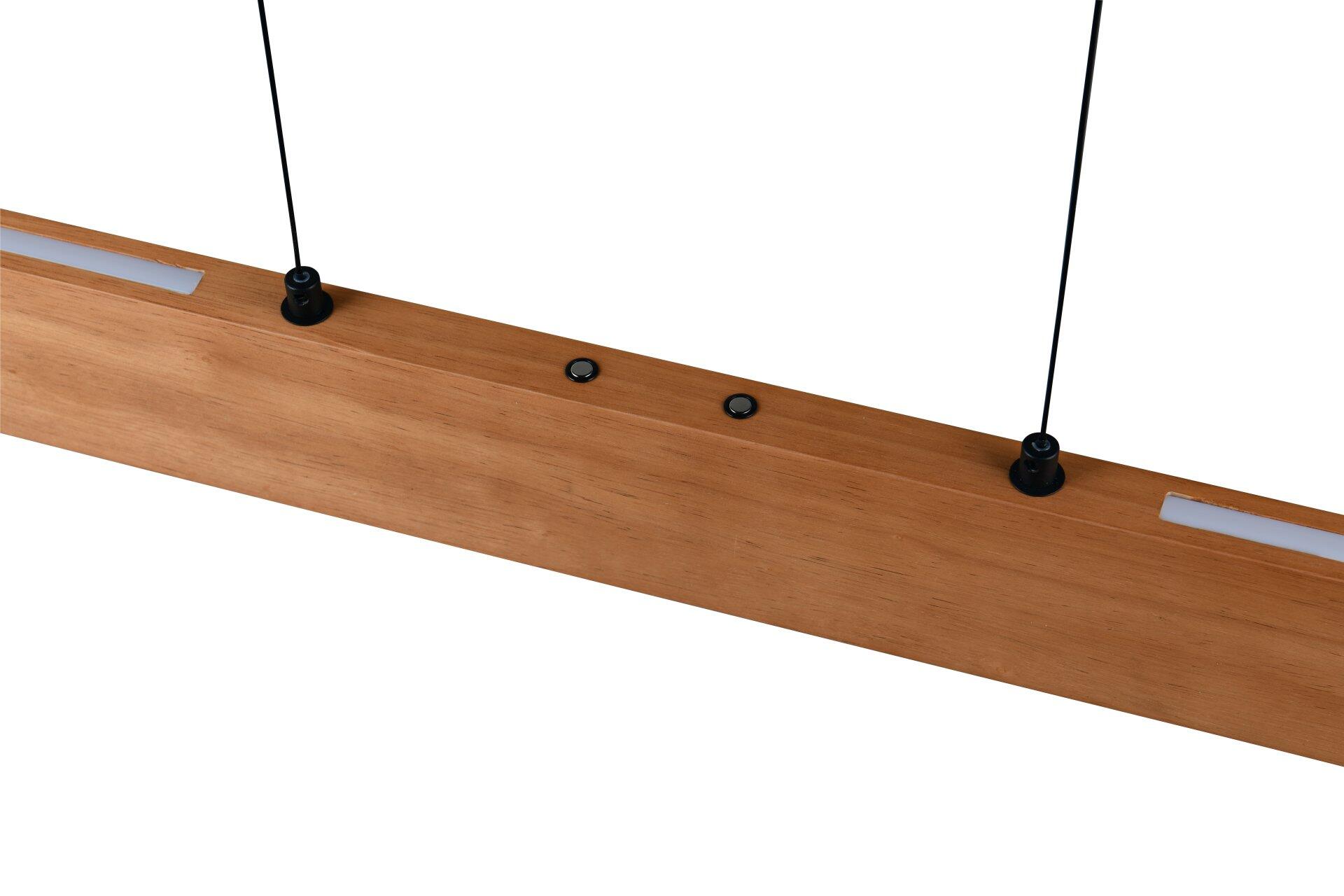 Pendelleuchte Edgewood mit zwei weißen LED-Leisten auf einem horizontalen Holzbalken, schräg fotografiert mit schwarzen Aufhängungen und Seilen.