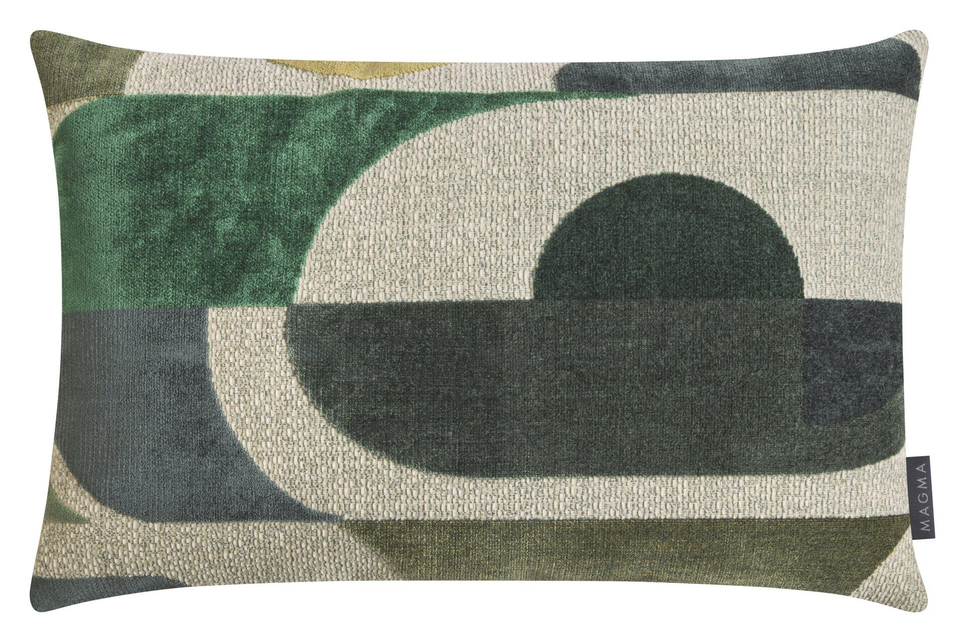 Nahaufnahme eines quadratischen Kissens "Baccara" mit grünem Jacquard Chenille-Muster aus samtigen grünen und strukturierten beigen Flächen sowie einem zentralen, runden grünen Element.