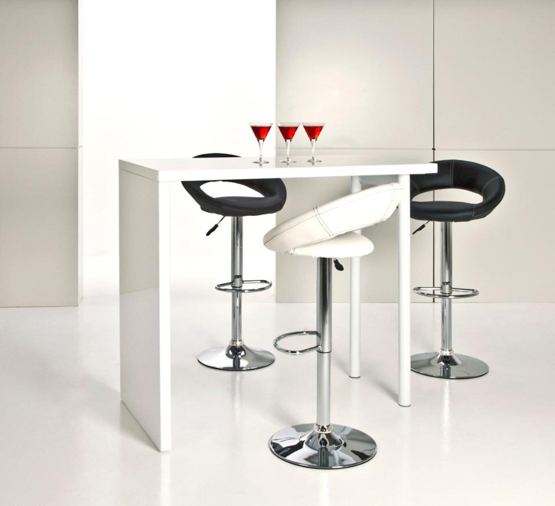 Barhocker Plump mit verstellbarer Höhe, Fußstütze und Drehfunktion vor einem weißen Bartresen.